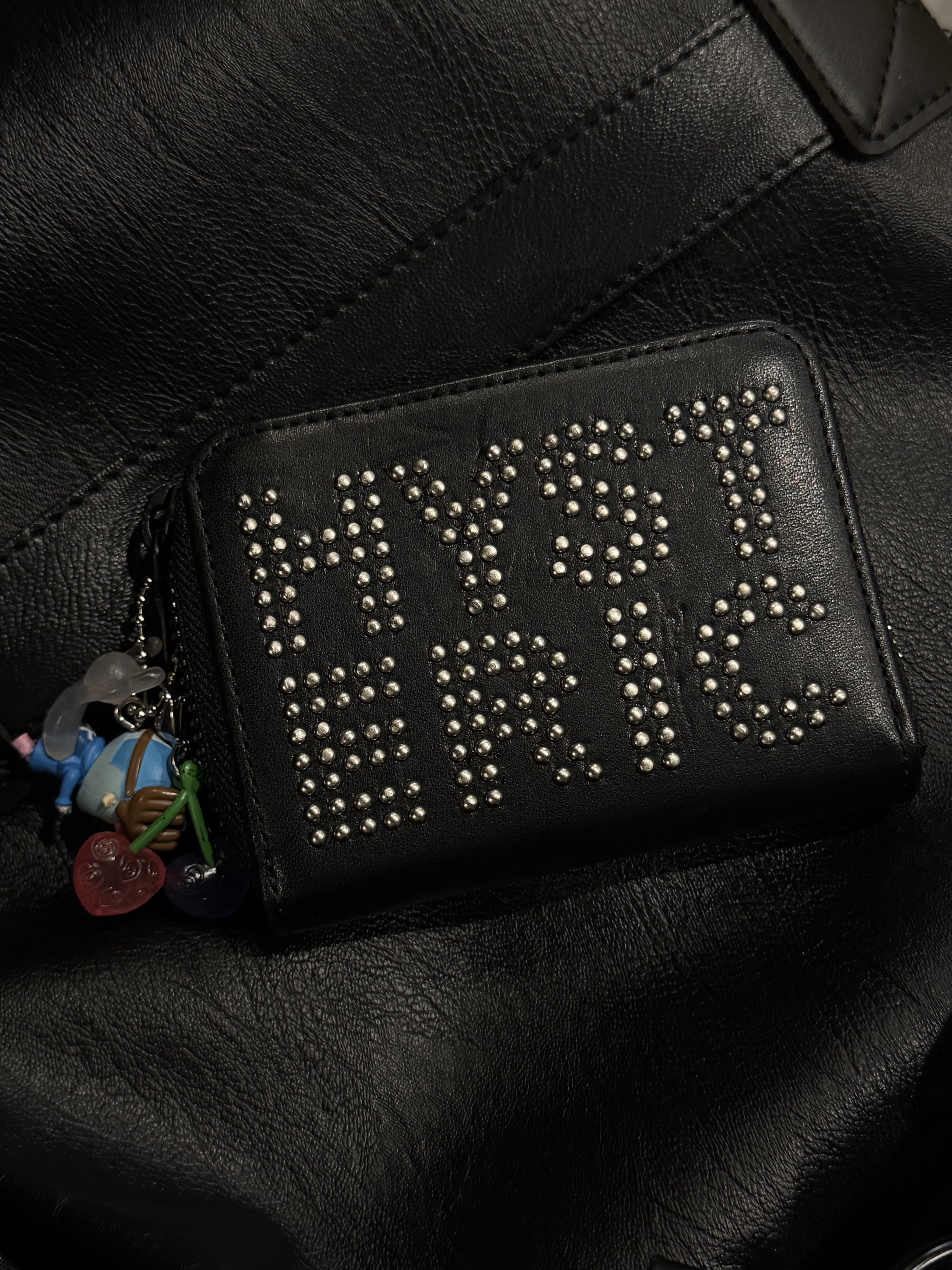 (W) Hysteric Glamour Logo Stud Round Zip Mini Wallet Black 착용 스타일 - 1