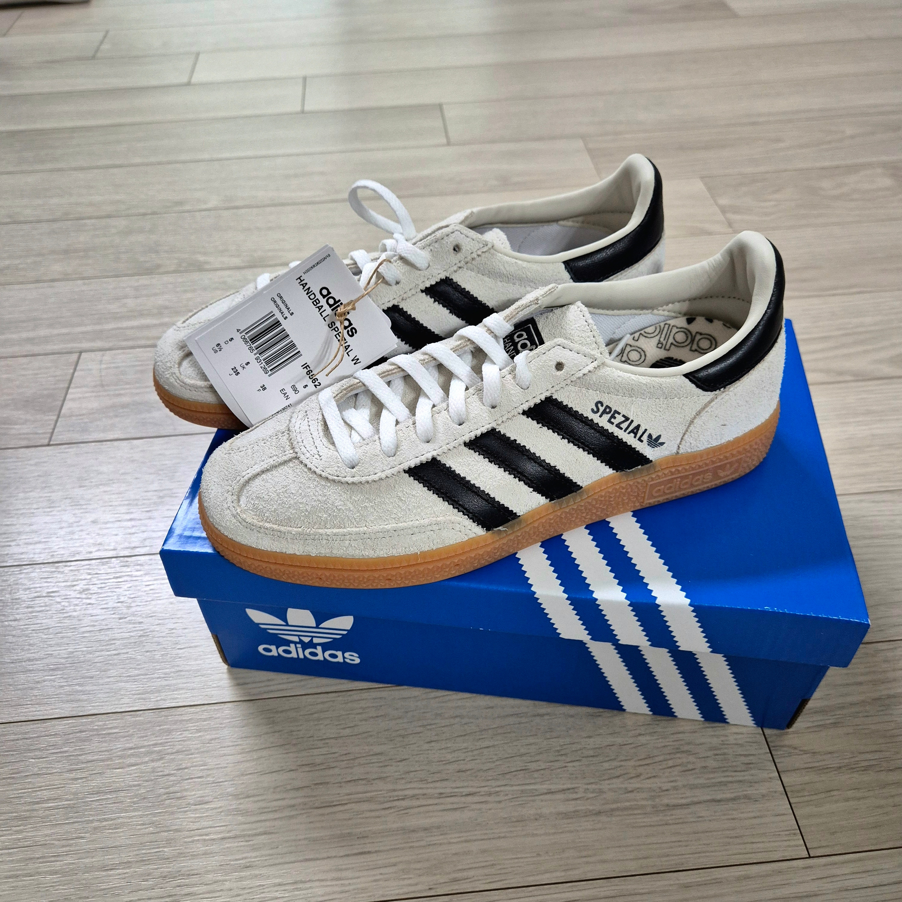 (W) Adidas Spezial Handball Aluminium Core Black 착용 스타일 - 1