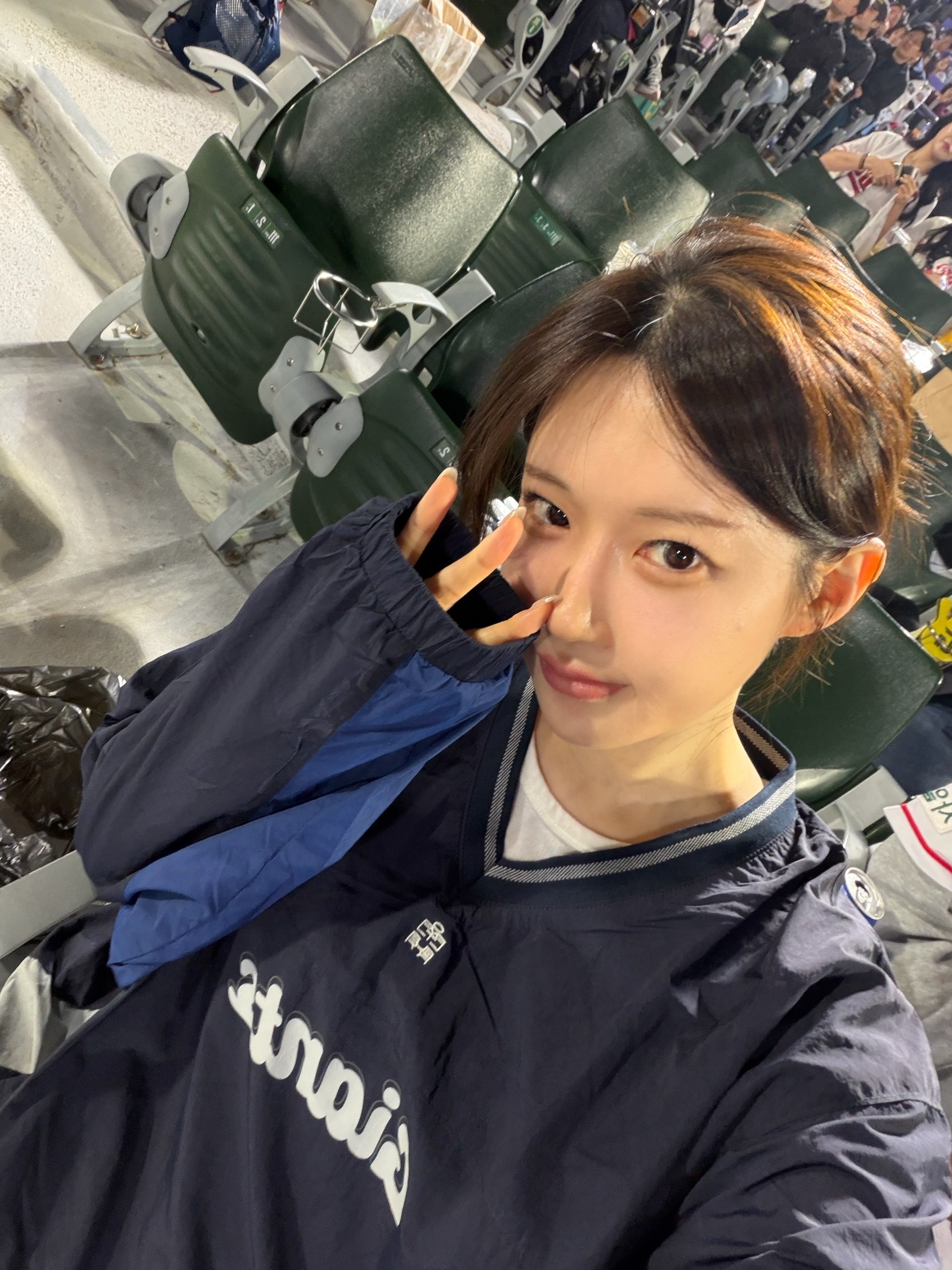Polyteru x Lotte Giants Woven Pullover Navy 착용 스타일