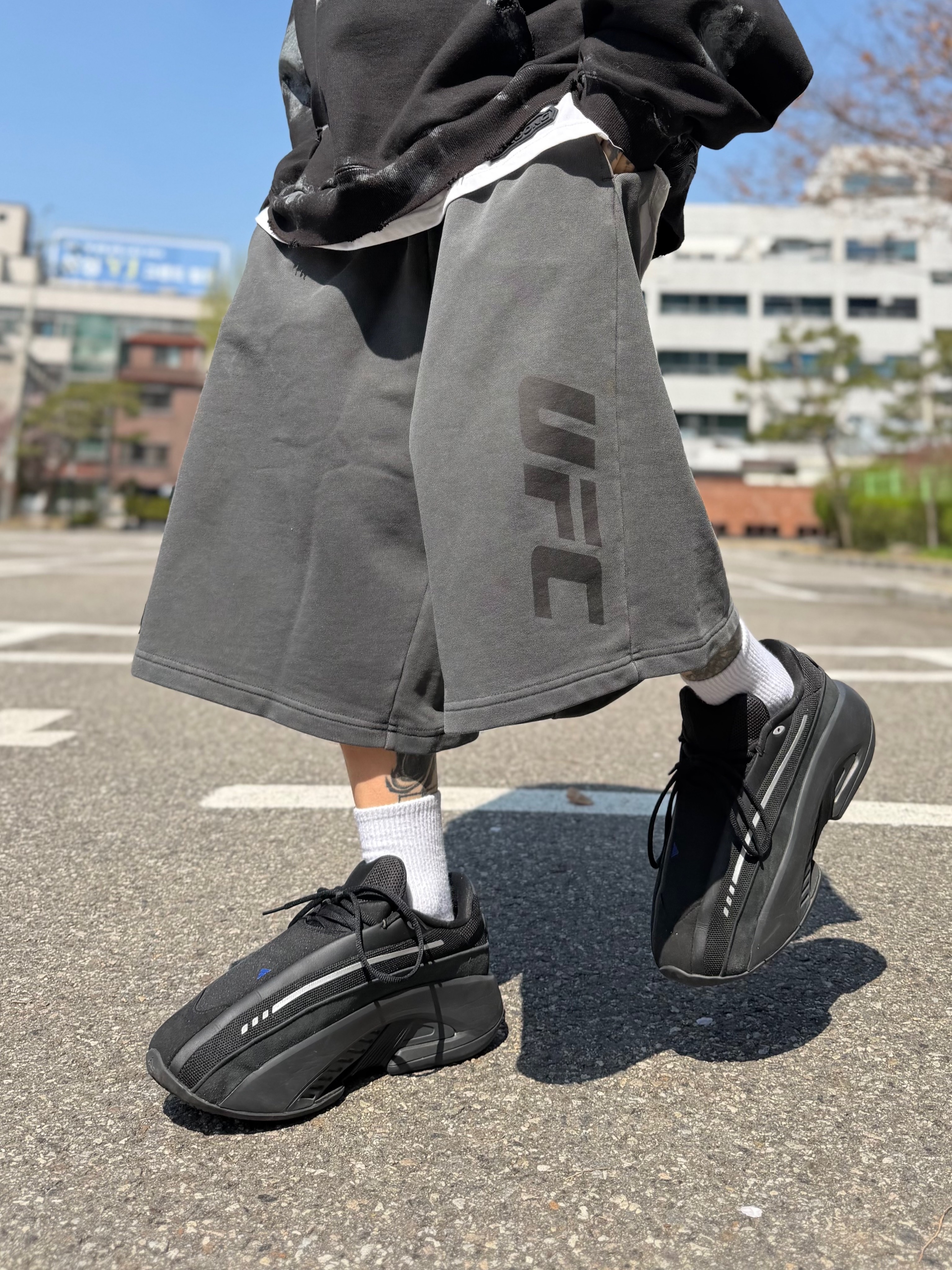 Adidas Mad IIInfinity Core Black Carbon 착용 스타일 - 9