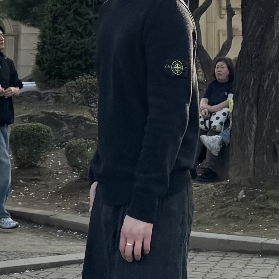 Stone Island 5100072 Lambswool Crewneck Jumper with Reverse Stitch Details Black - 25FW 착용 스타일