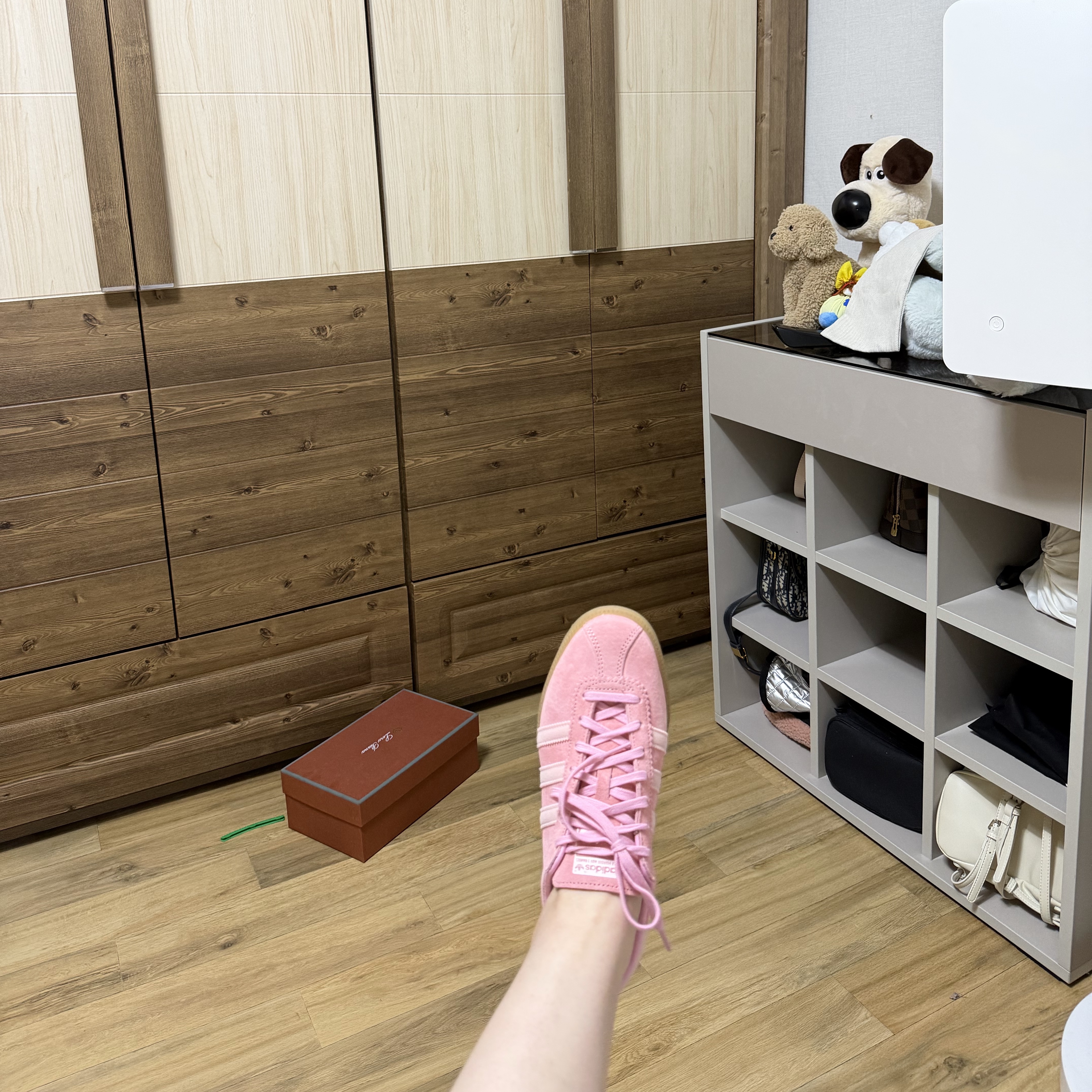 Adidas Bermuda Glow Pink 착용 스타일