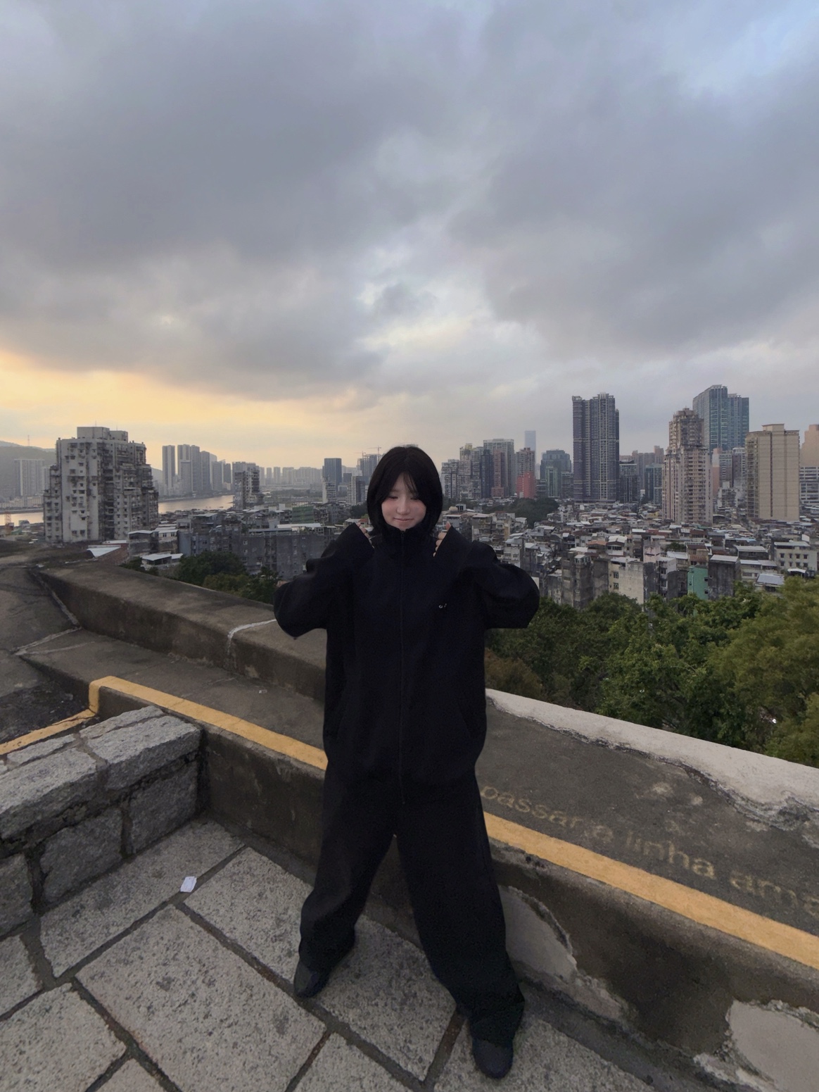 Play Comme Des Garcons Big Black Heart Zip-Up Sweatshirt Black 착용 스타일 - 1