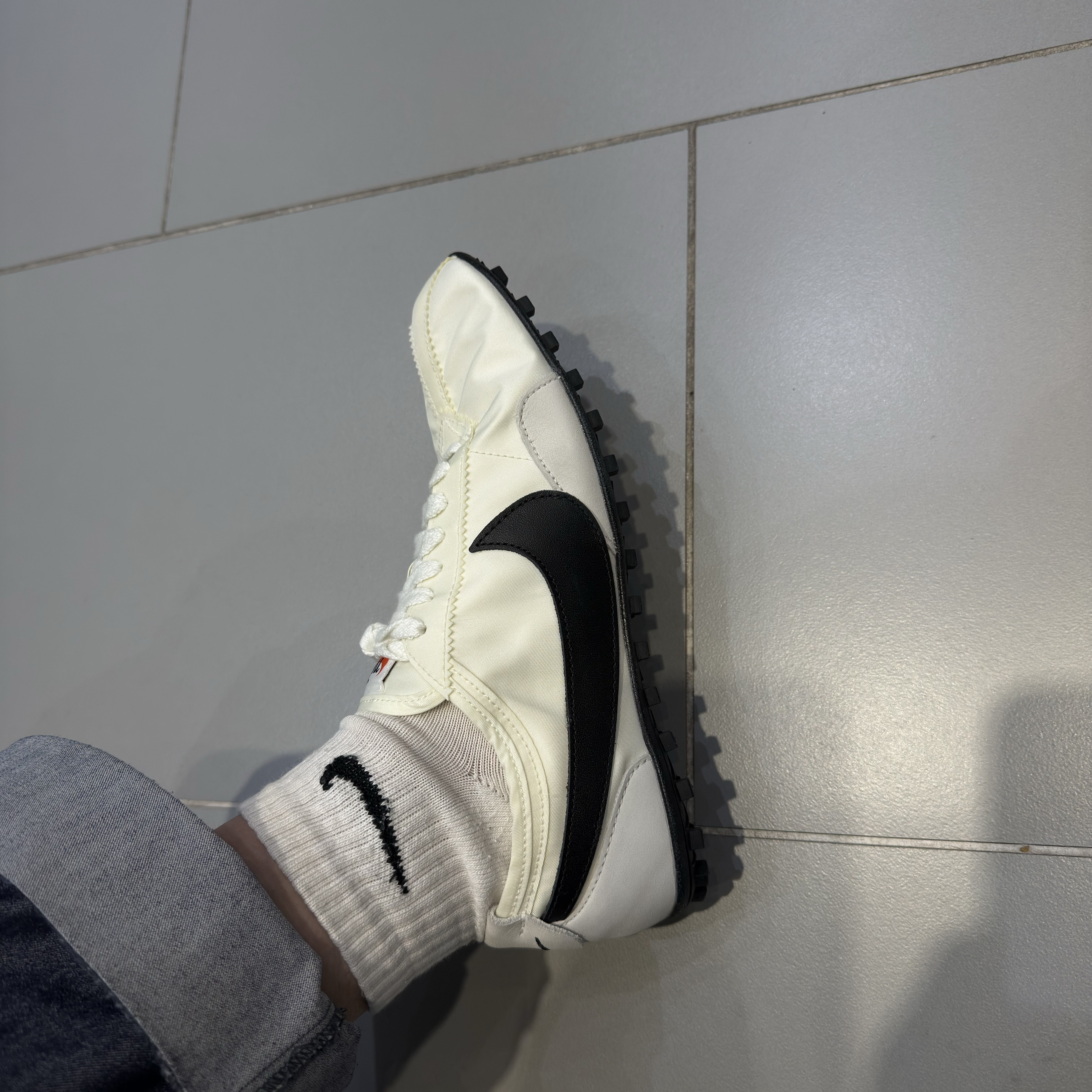 (W) Nike Moon Shoe Soft Pearl and Black 착용 스타일 - 4