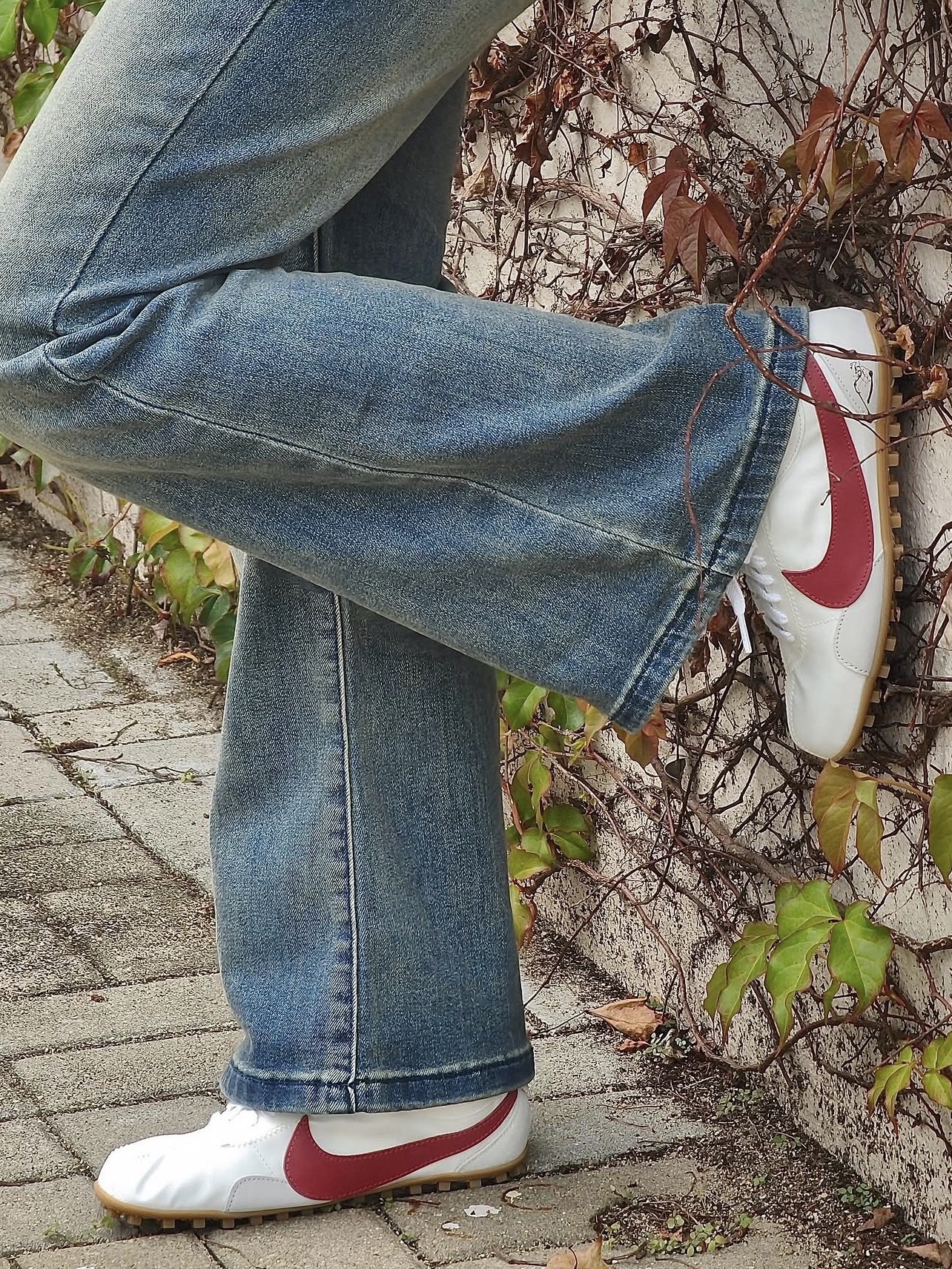 (W) Nike Moon Shoe Summit White Team Crimson 착용 스타일 - 1