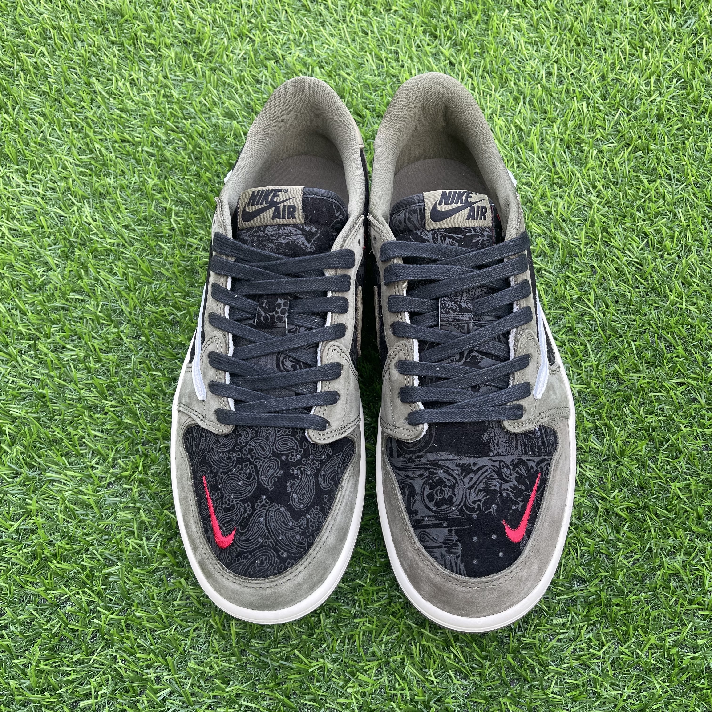 Jordan 1 Retro Low OG Medium Olive and Summit White 착용 스타일 - 3