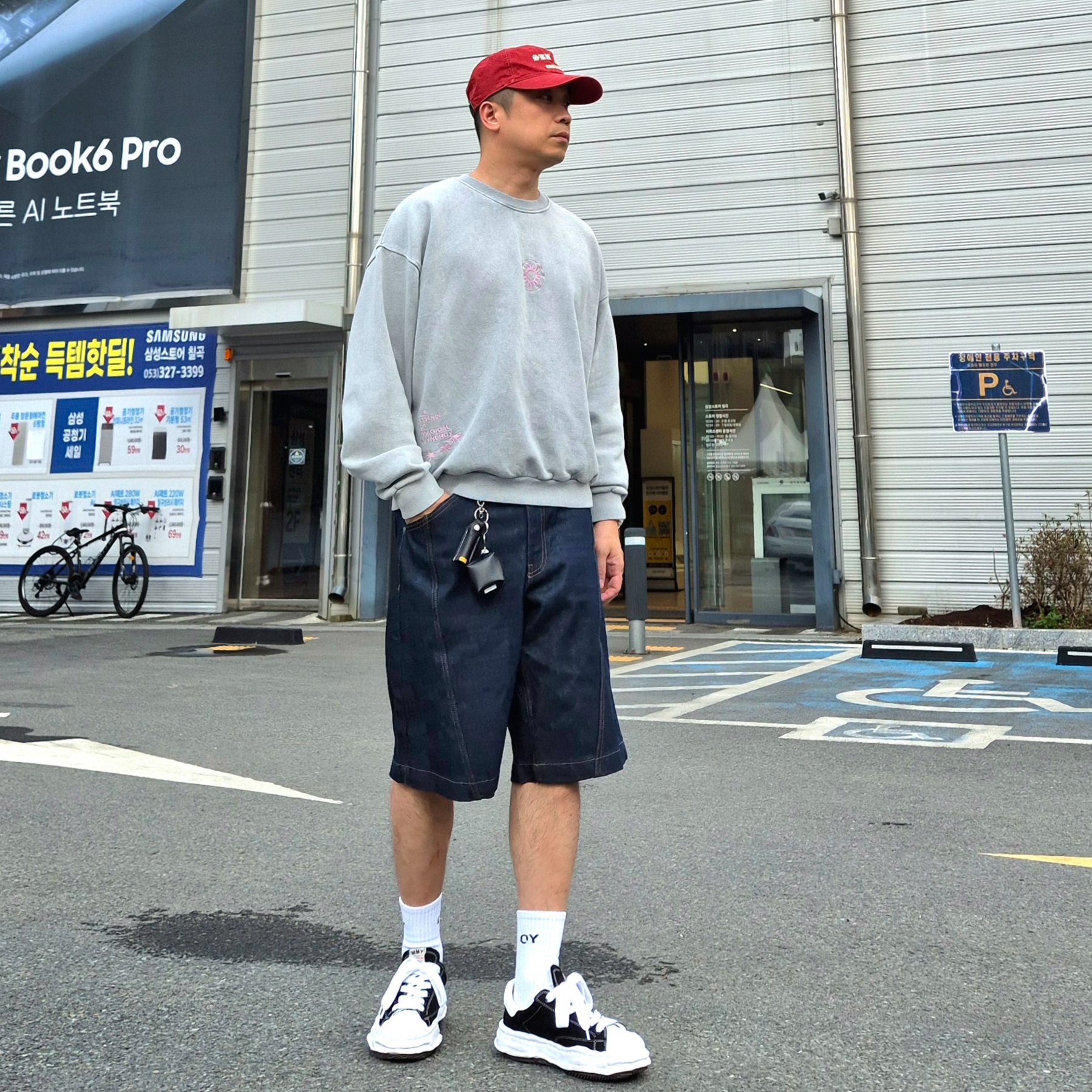 Maison Mihara Yasuhiro Blakey OG Sole Canvas Low-top Sneakers Black White, Sunday Ceremony Vintage Washed 5 Panel Cotton Cap - Red 착용 스타일 - 1