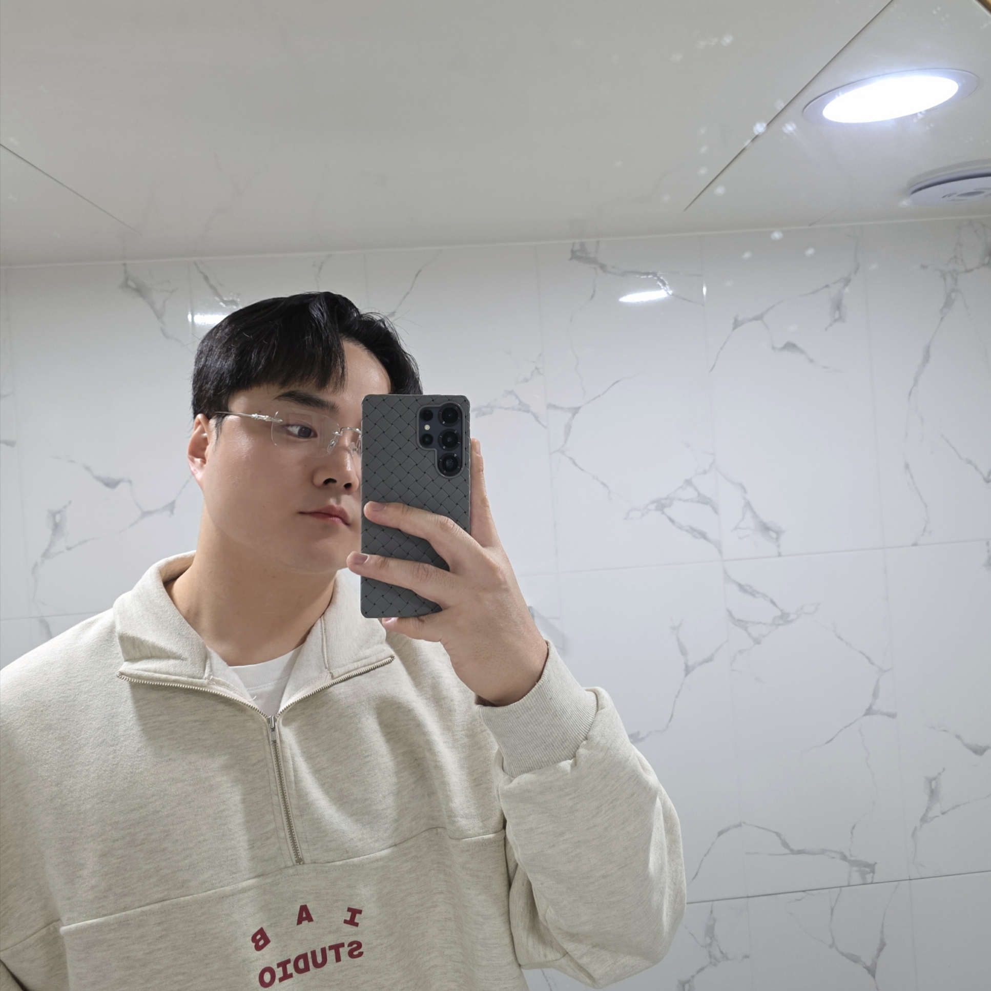 IAB Studio Half Zip-Up Oatmeal Burgundy 착용 스타일