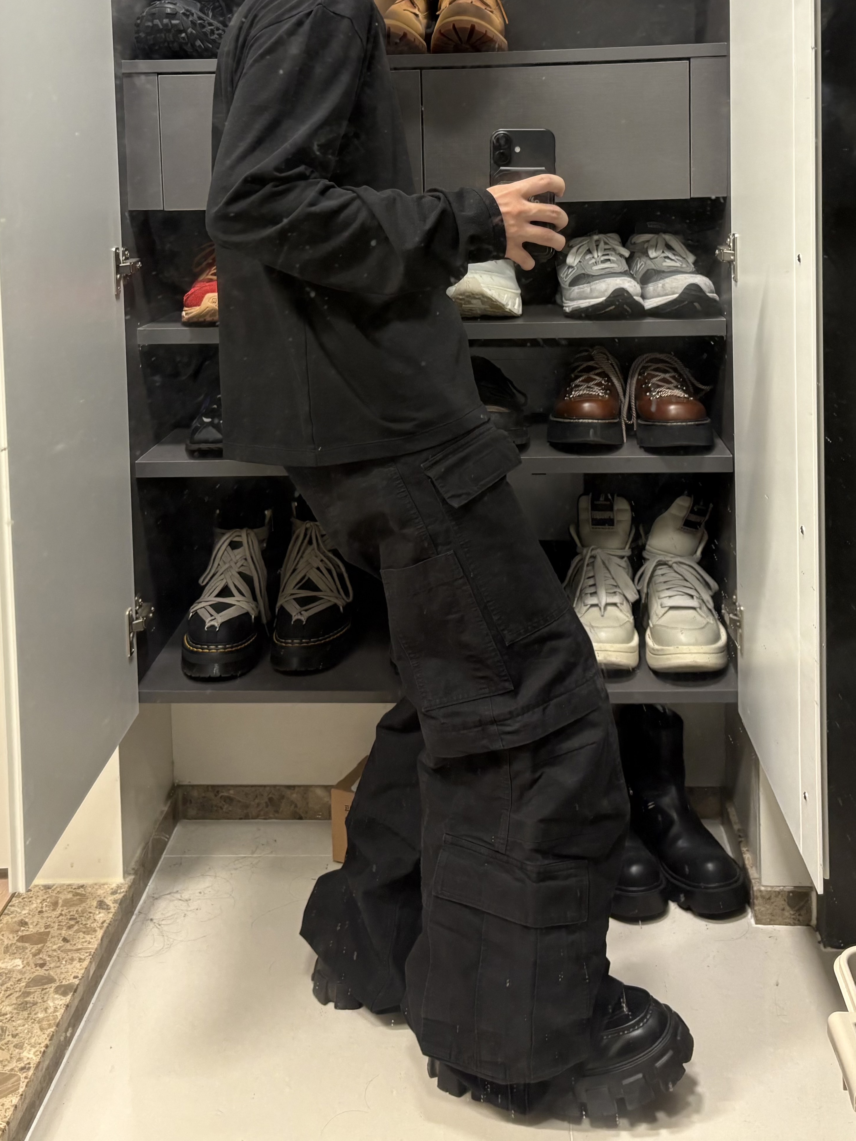 Balenciaga Flared Cargo Pants Black, Prada Monolith Brushed Leather Loafers Black 착용 스타일 - 3