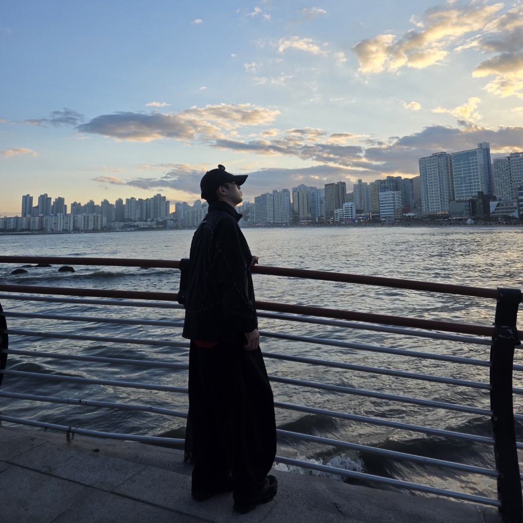 Gentle Monster x Maison Margiela MM004 Black Black, Mizuno Wave Prophecy LS Black 착용 스타일 - 1