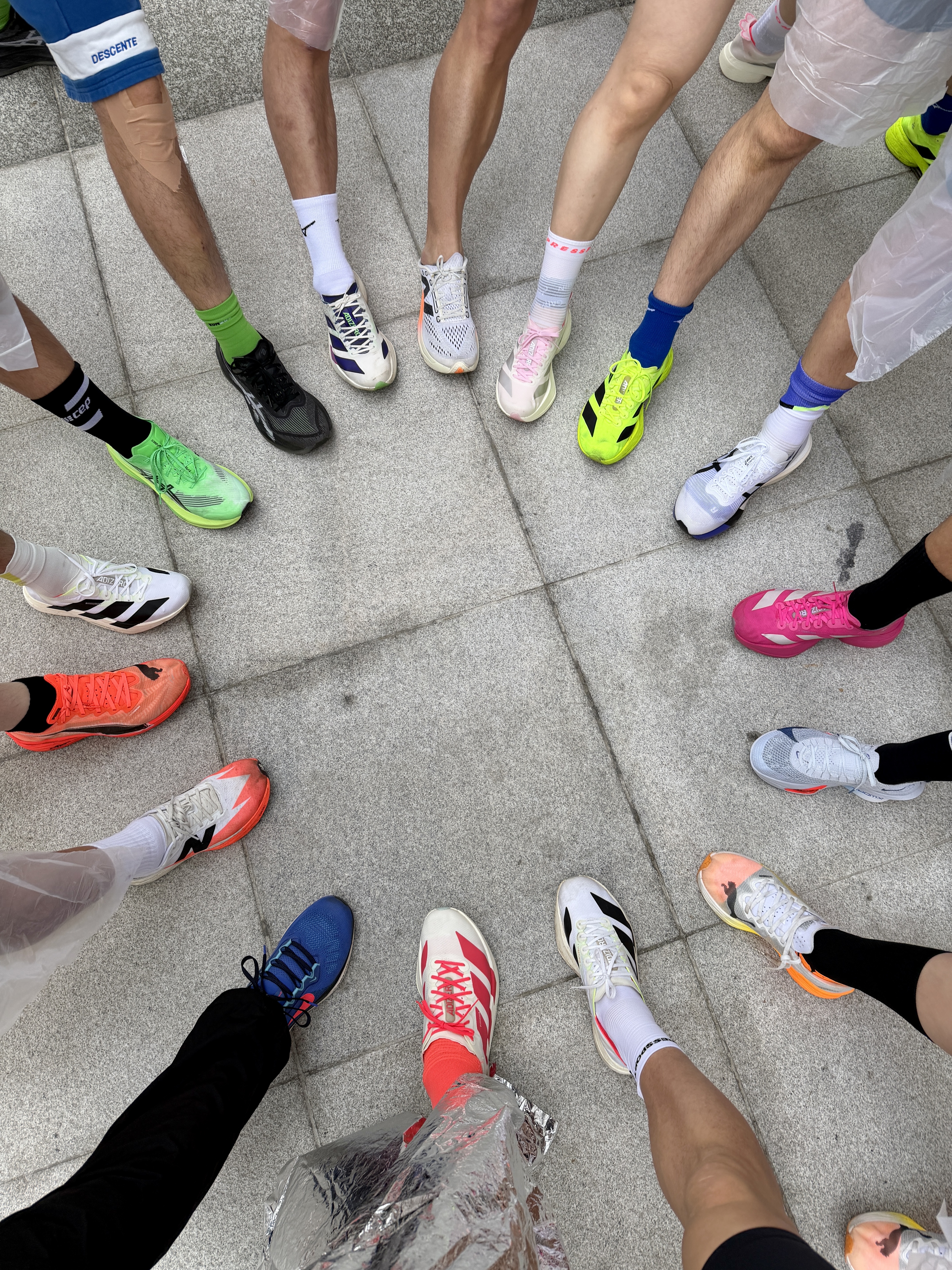Adidas Adizero Adios Pro 4 Off White Semi Lucid Red 착용 스타일 - 2