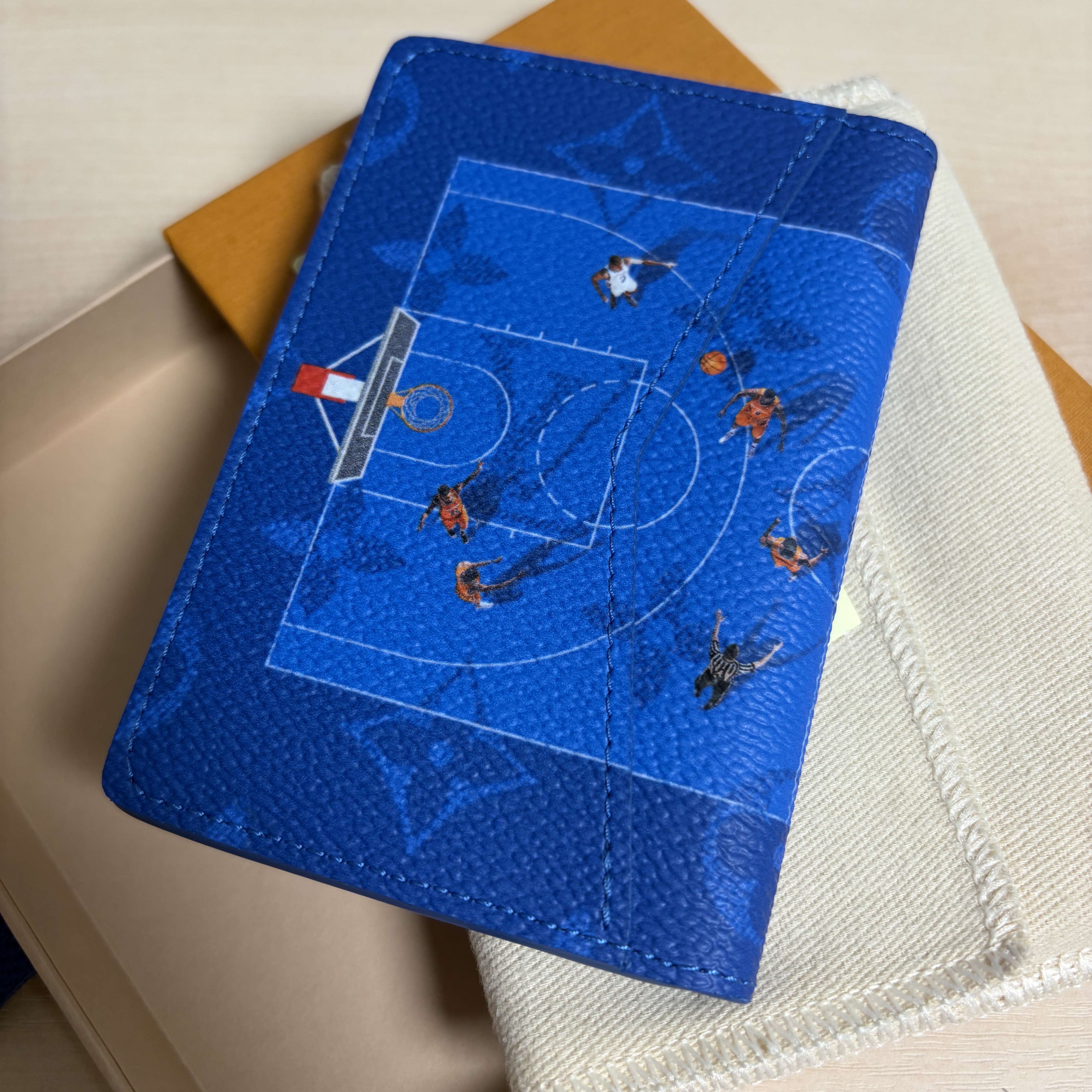 Louis Vuitton Pocket Organizer Blue 착용 스타일