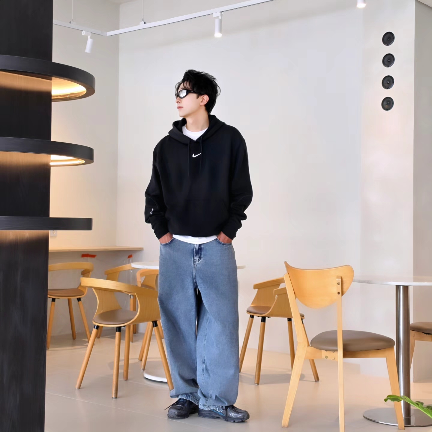 Nike x Drake Nocta Fleece Hoodie Black (FN7659-010), NOMANUAL Raw Vision Denim Pants White Blue 착용 스타일 - 1