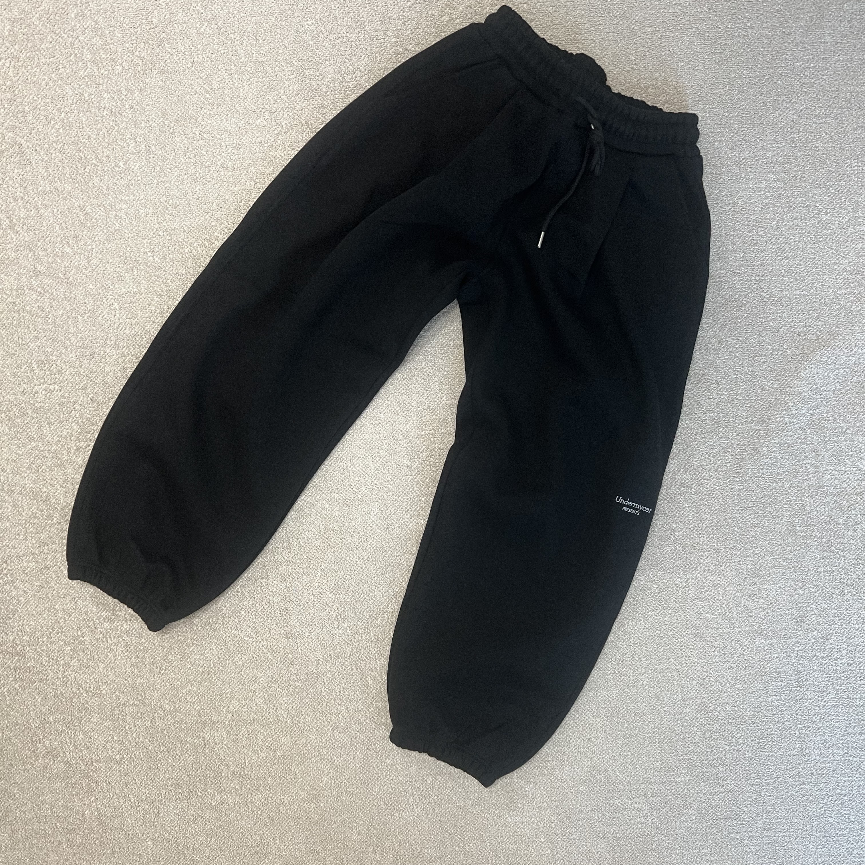 Undermycar Mu.03 Anti Fxxking Logo Play Oversized Sweat Jogger Black 착용 스타일 - 4