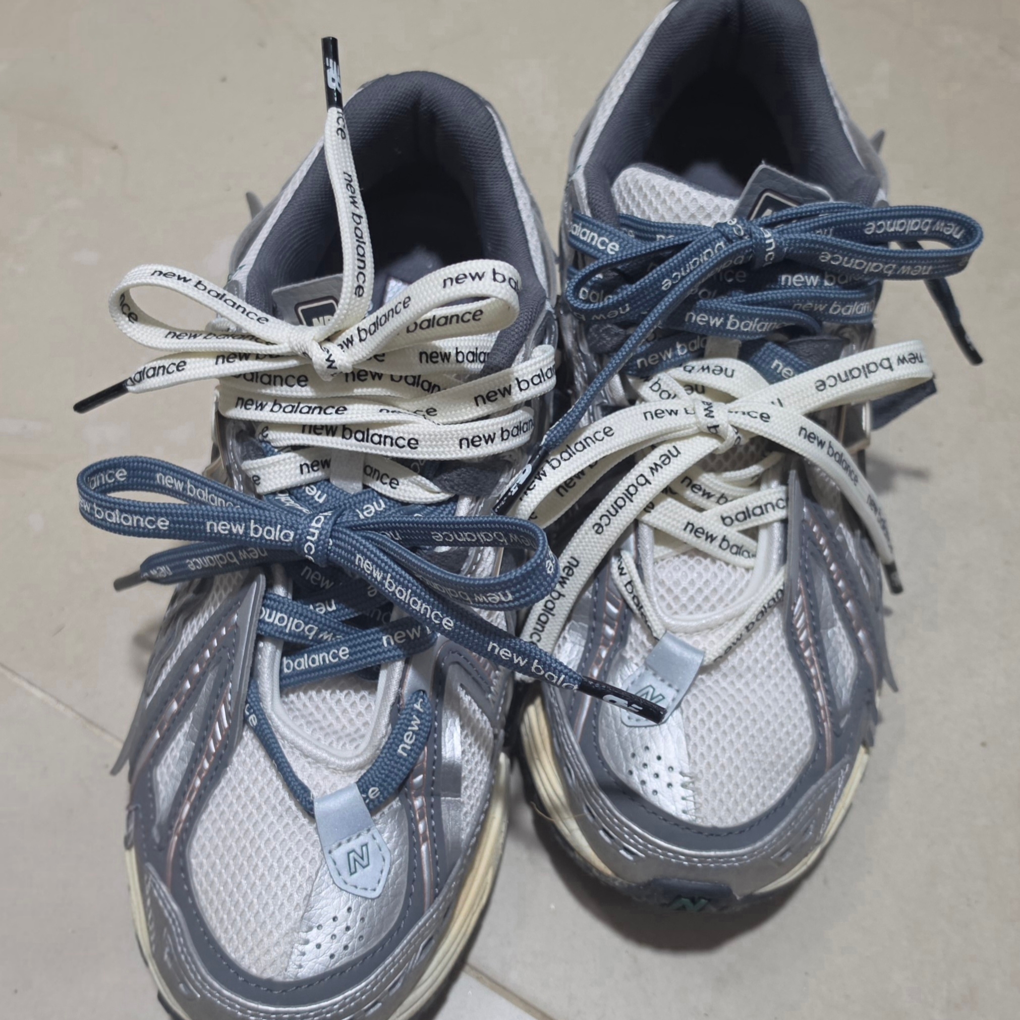 New Balance 1906A Silver Metallic Castlerock 착용 스타일 - 1
