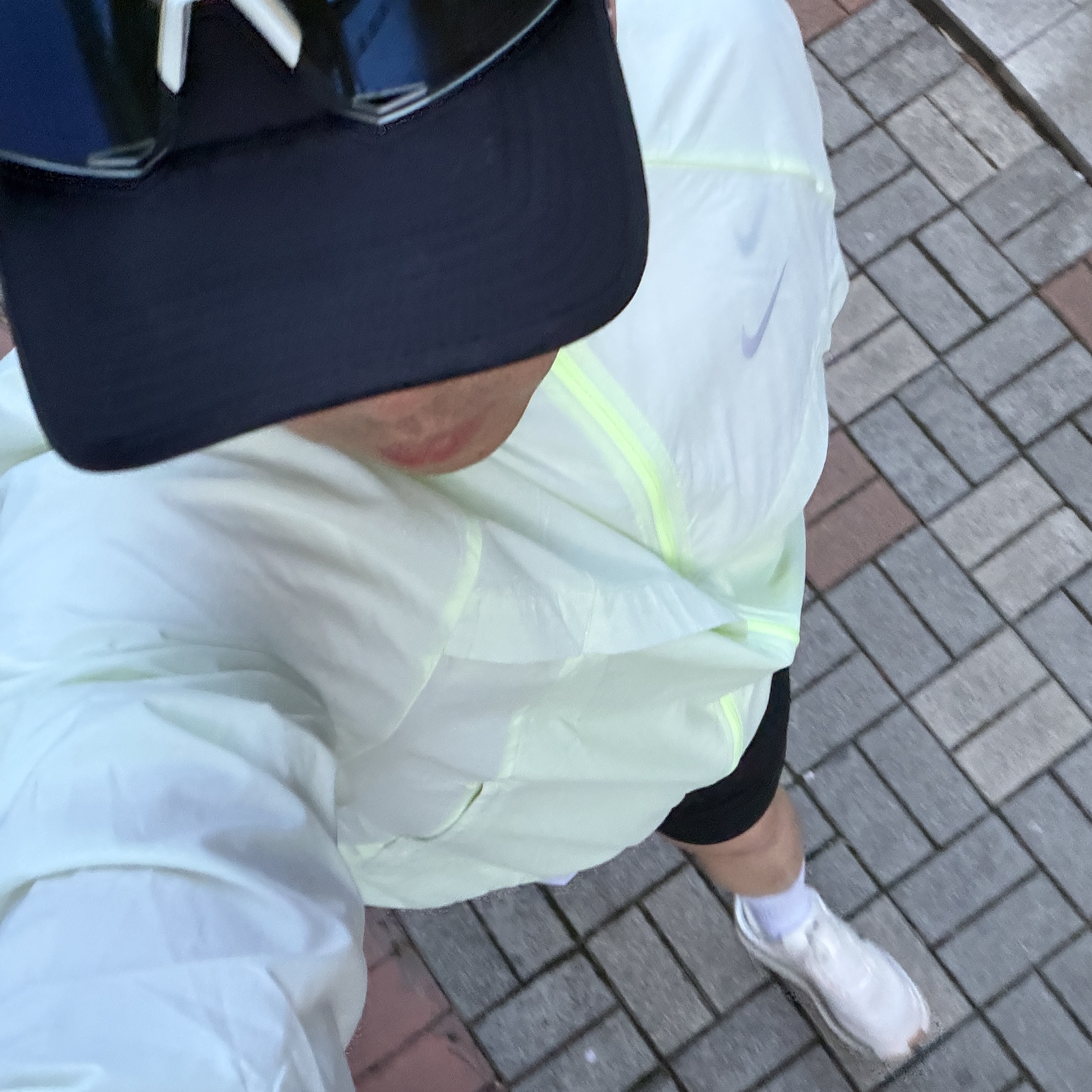Nike Vomero Premium Pale Ivory Sand Drift, Nike Dri-Fit ADV Fly Unstructured AeroBill AeroAdapt Cap Black 착용 스타일 - 2