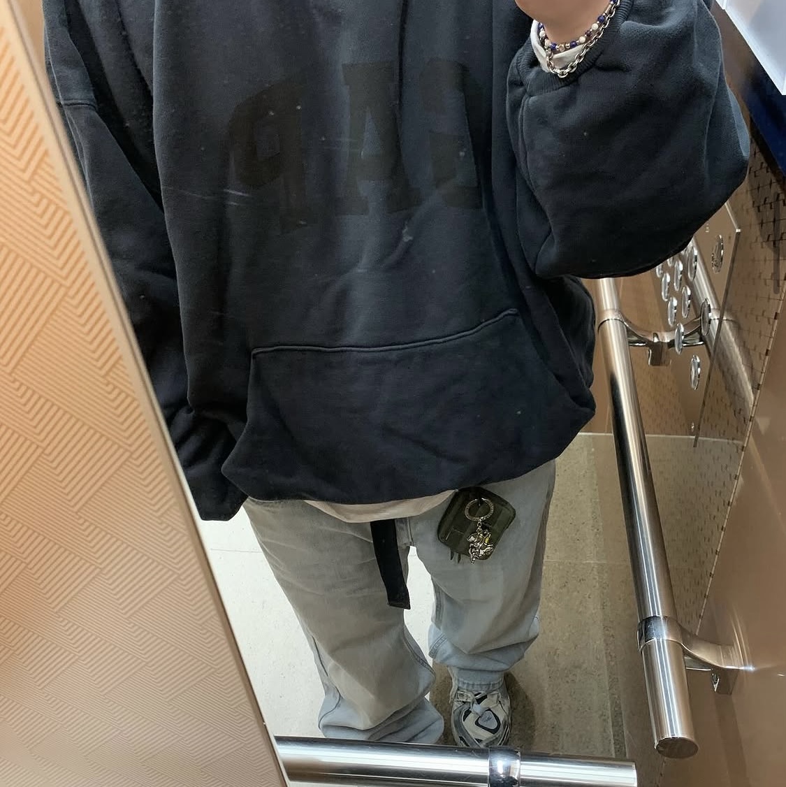 Yeezy Gap Engineered By Balenciaga Dove Hoodie Washed Black, Reebok x Vetements Genetically Modified Pump Dirty Grey 착용 스타일
