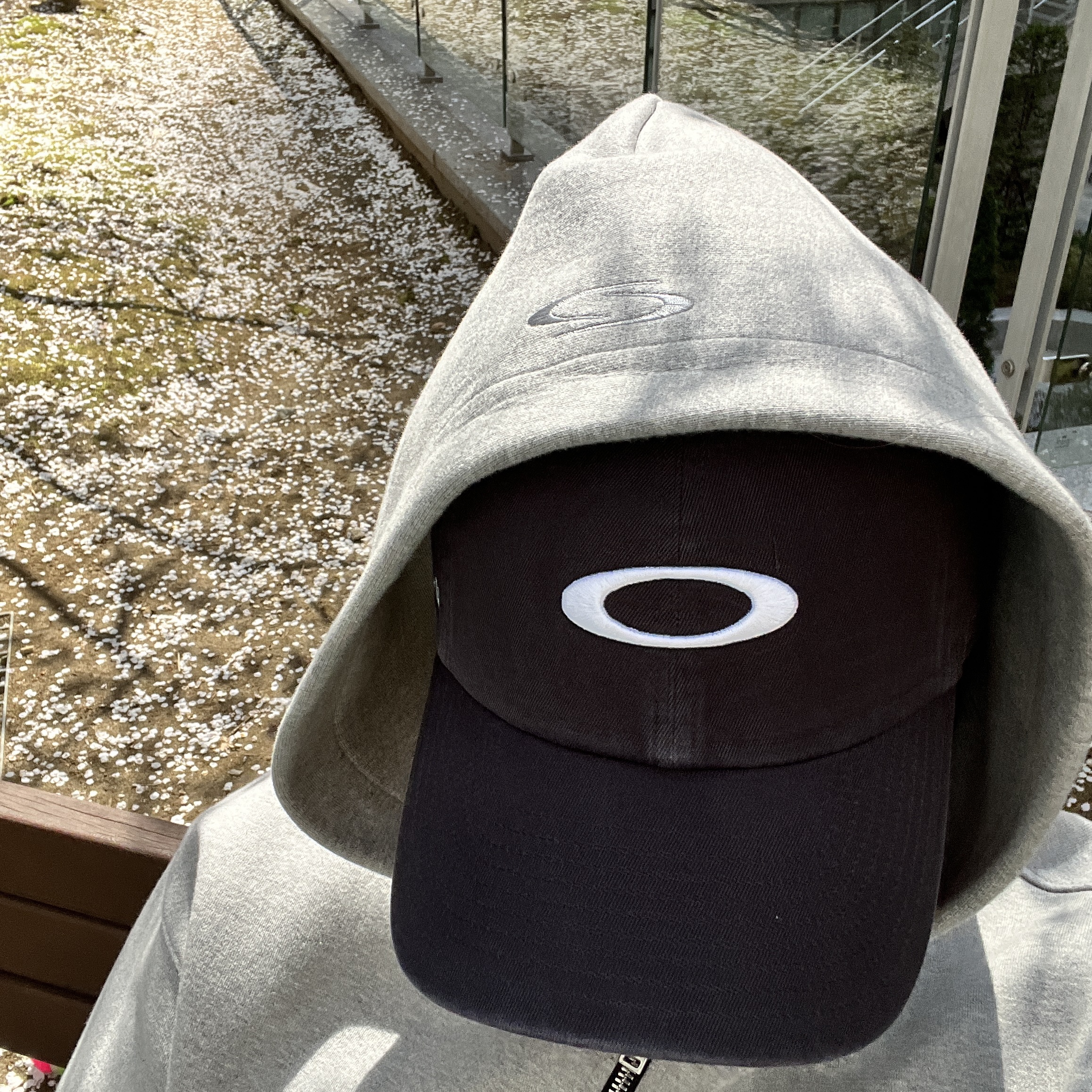 Oakley Remix Dad Hat Blackout 착용 스타일 - 1