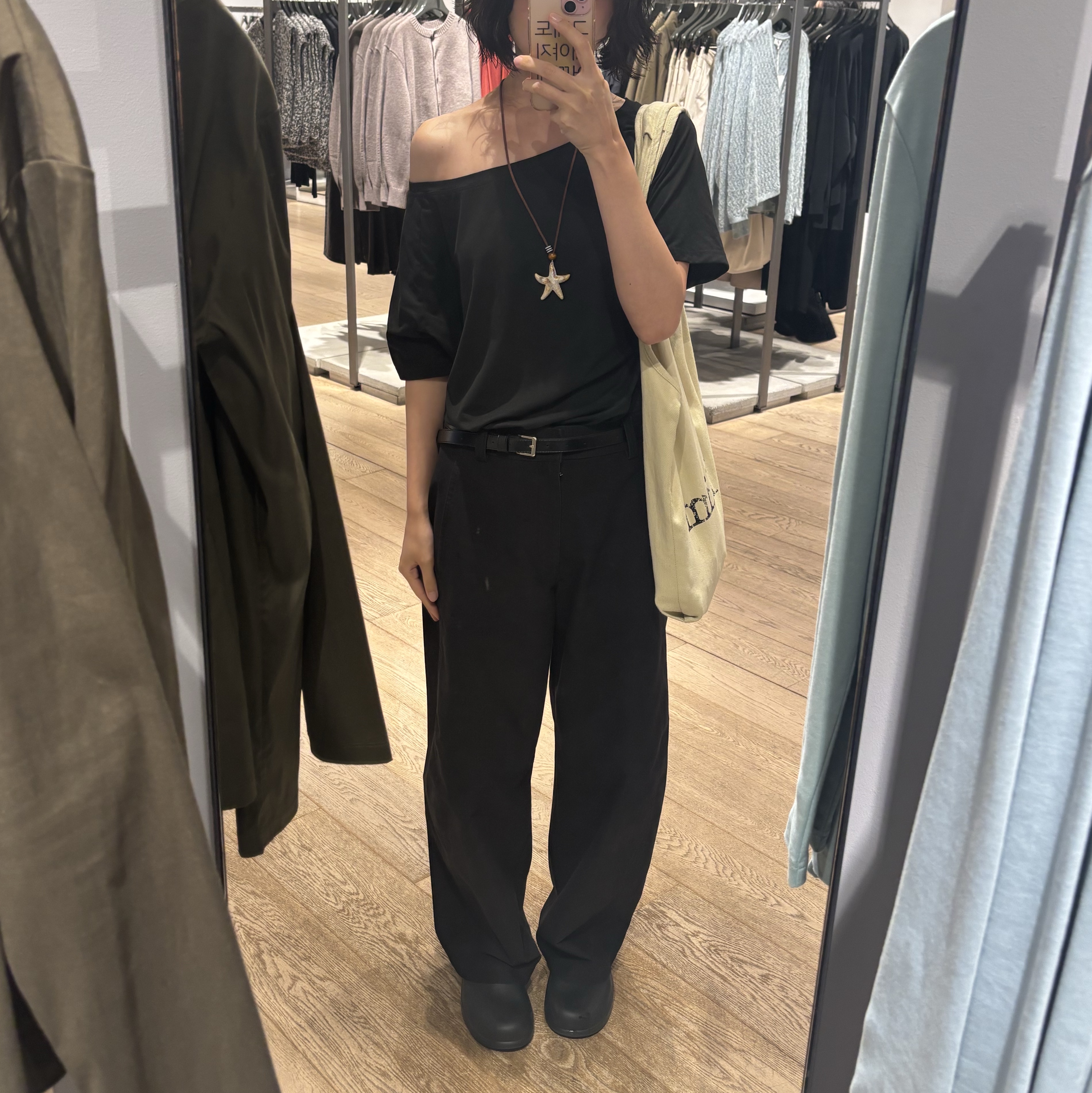 (W) Uniqlo Baggy Curve Jeans Navy - JP, Oofos OOCloog Black 착용 스타일