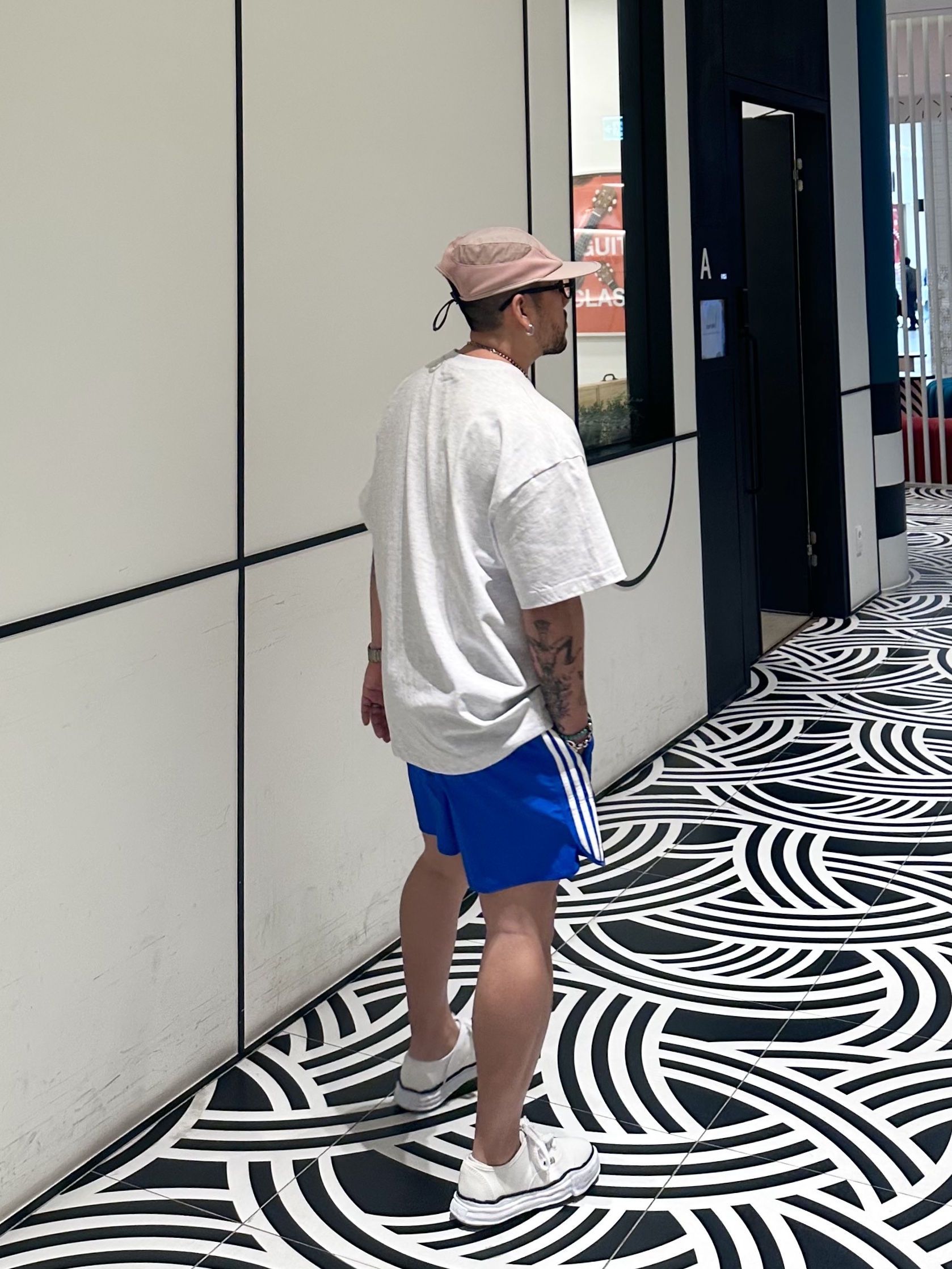 Maison Mihara Yasuhiro Baker OG Sole Canvas Low Cut Sneakers White, Adidas Adicolor Classic Sprinter Shorts Semi Lucid Blue 착용 스타일 - 1