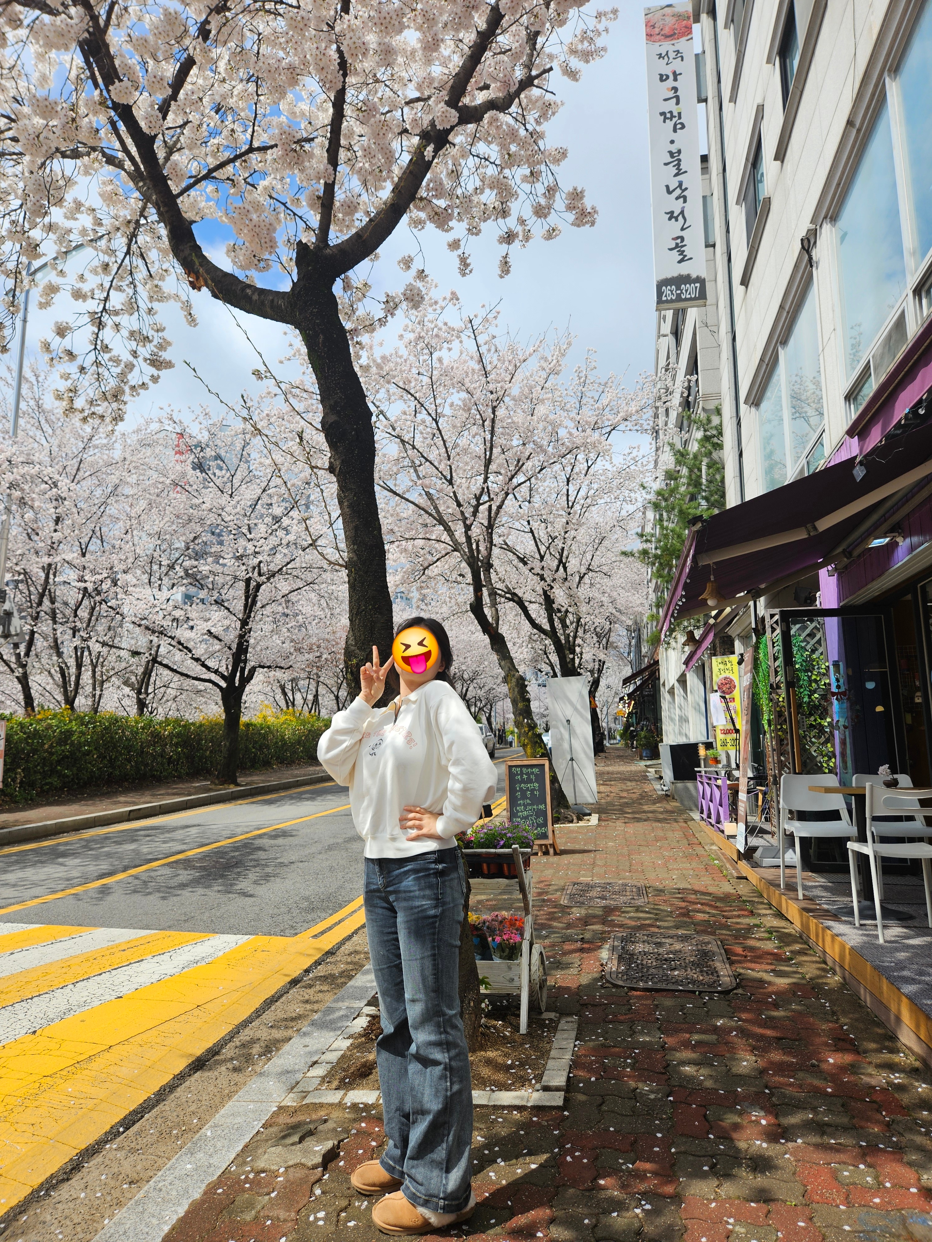 (W) Uniqlo x Pop Mart Half-Zip Sweatshirt Off White 착용 스타일 - 1