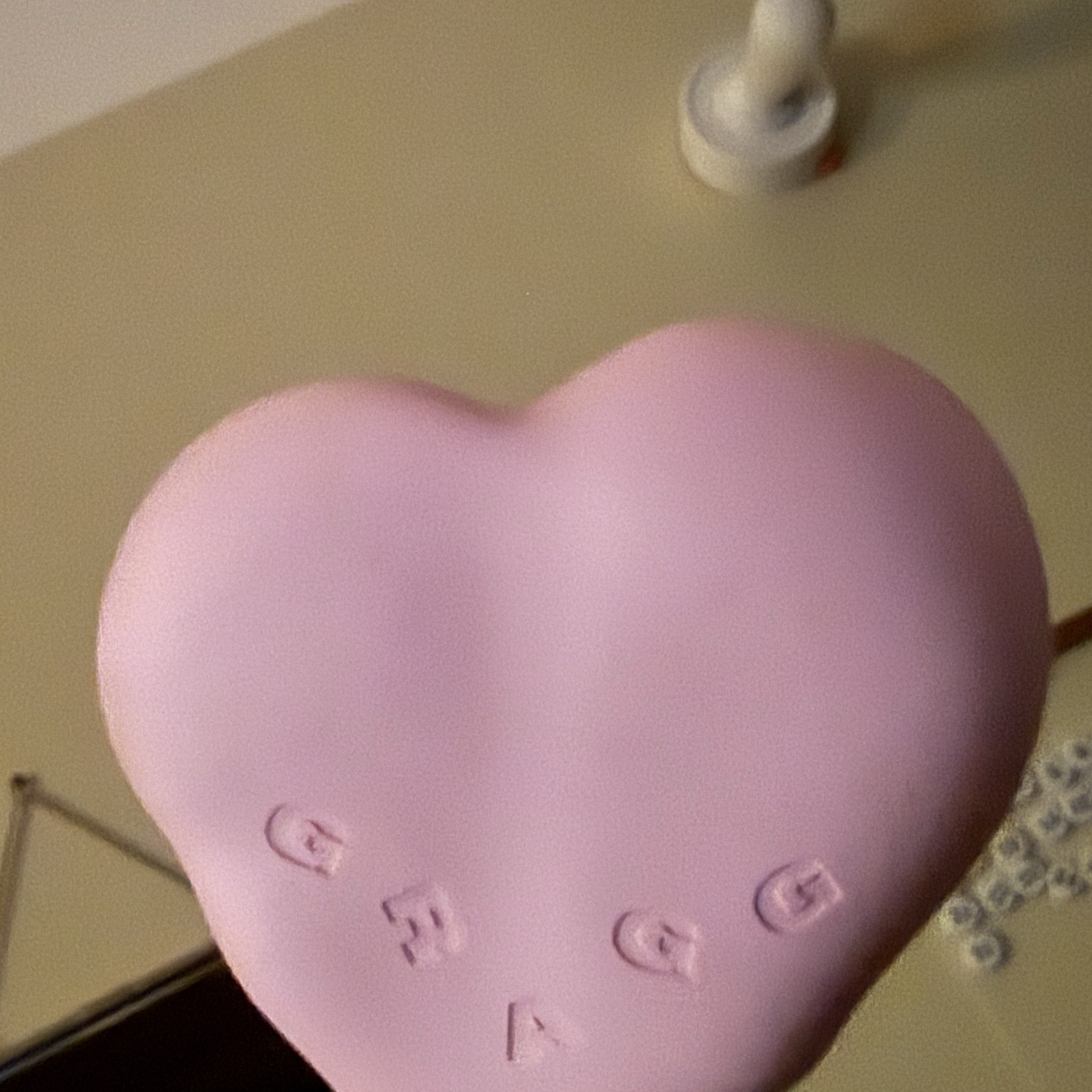 GRAGG MAGSAFE FLOW HEART BATTERY PINK 착용 스타일