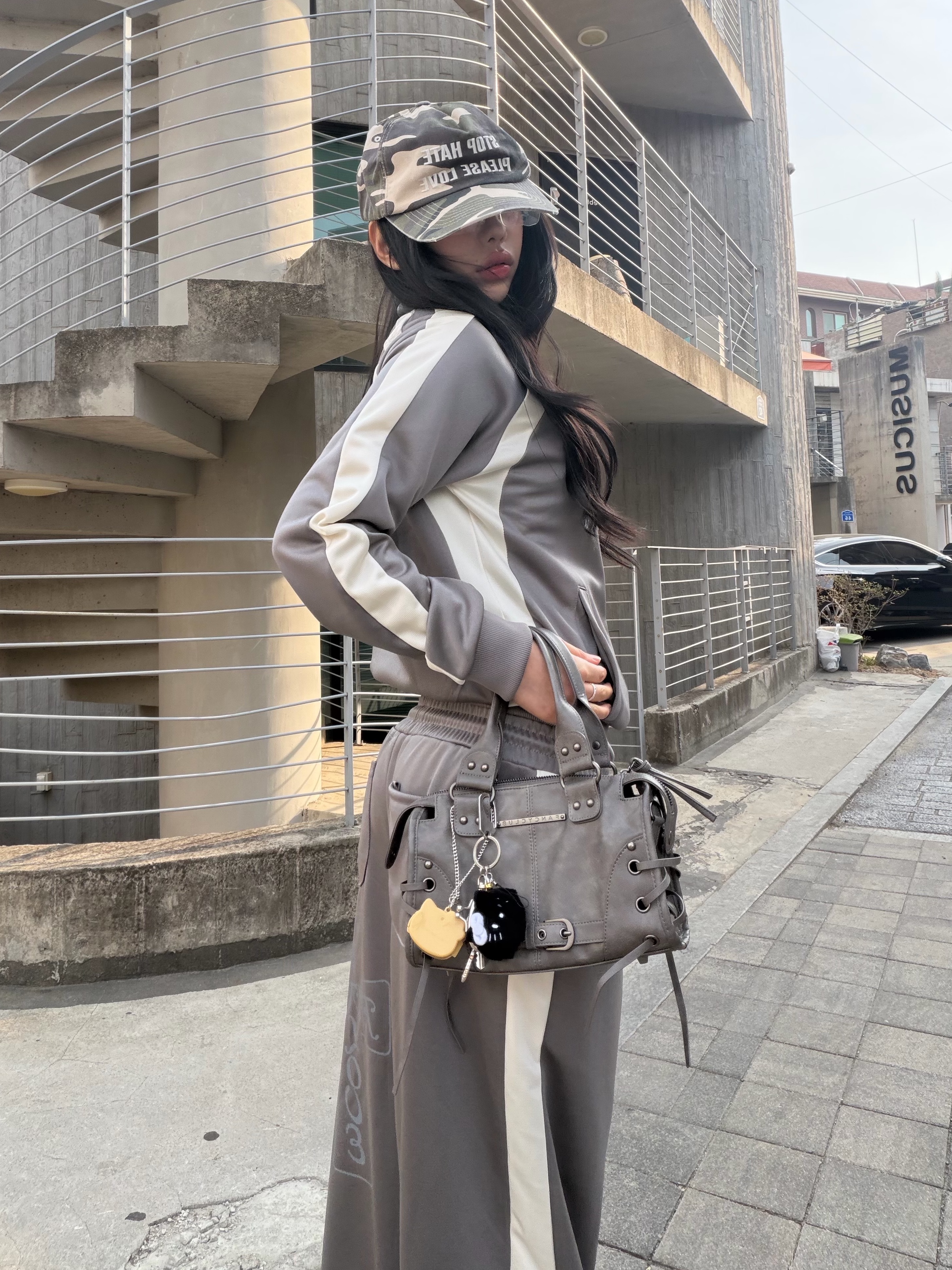 Oakley Factory Team x Brain Dead Hairy Suede Flesh Sand Blue 착용 스타일 - 2