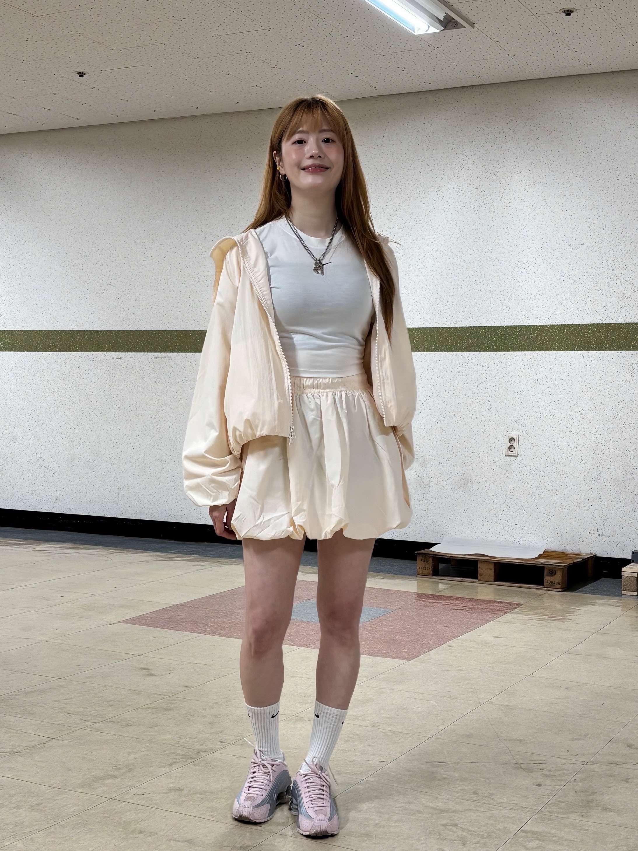 (W) Nike Shox R4 Barely Rose Metallic Platinum, (W) Nike NSW Loose Bubble Skirt Sail Black - Asia 착용 스타일 - 7