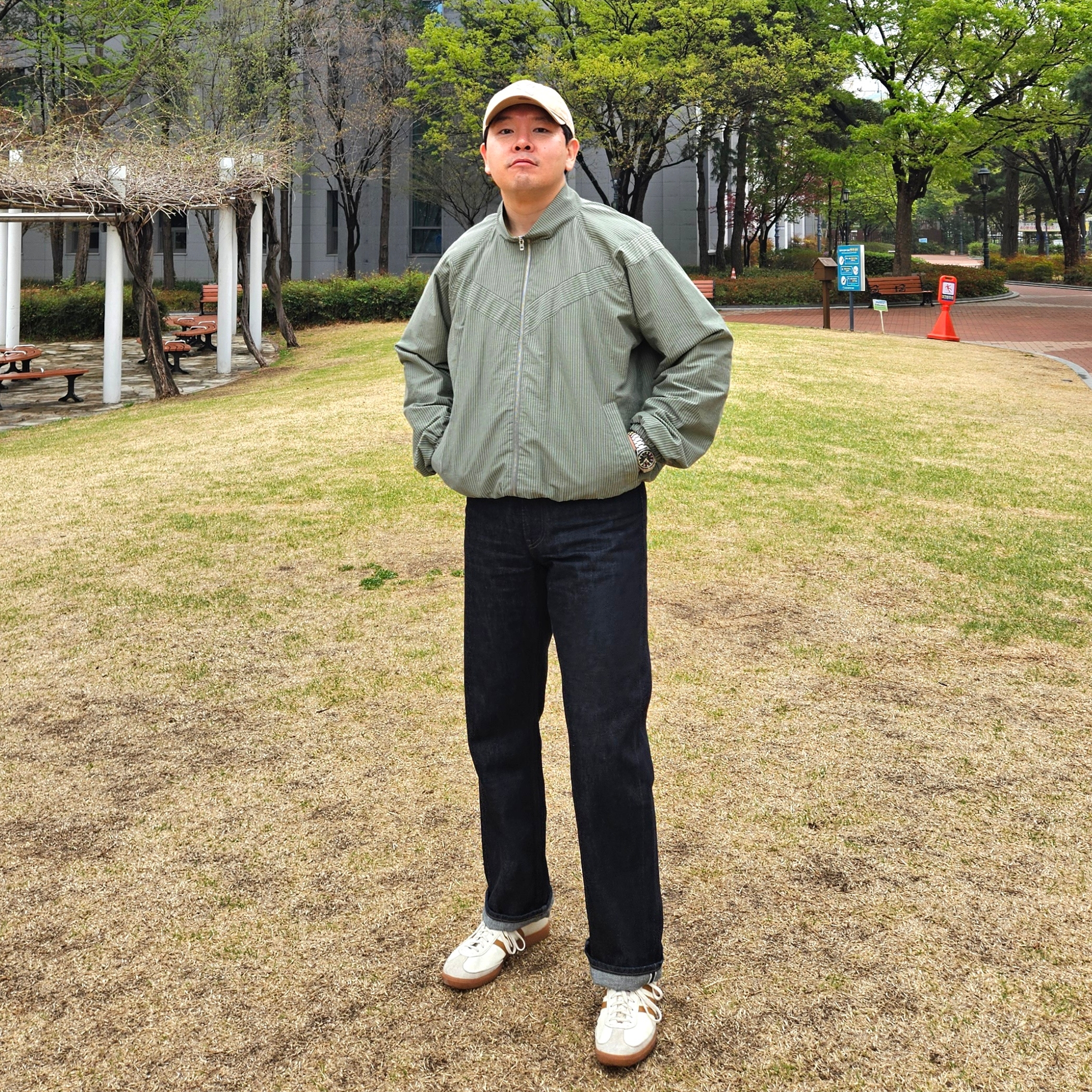 Adidas City Series Triest Cream White, Uniqlo x JW Anderson Selvedge Straight Jeans Navy 착용 스타일 - 1