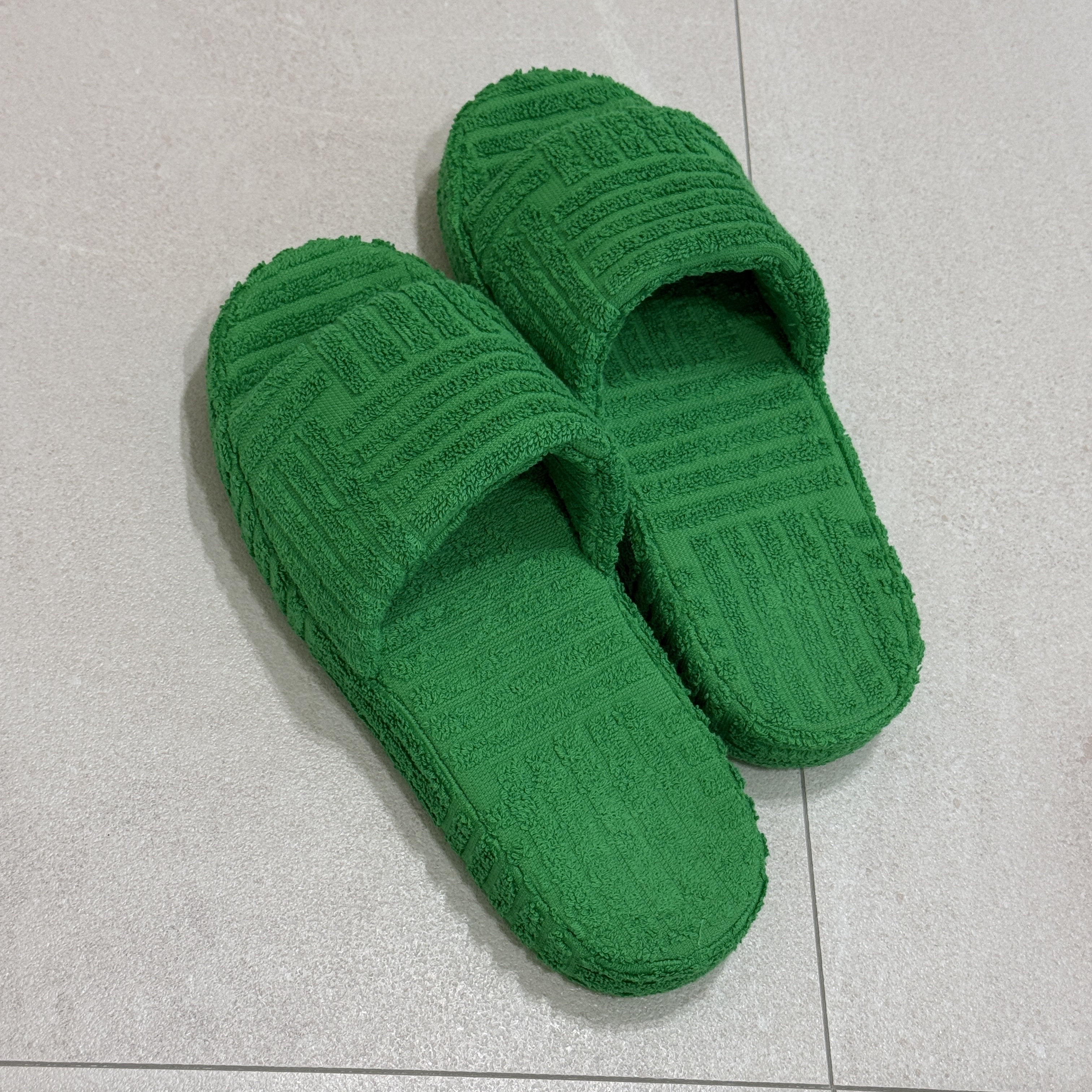 Bottega Veneta Resort Sponge Grass 착용 스타일