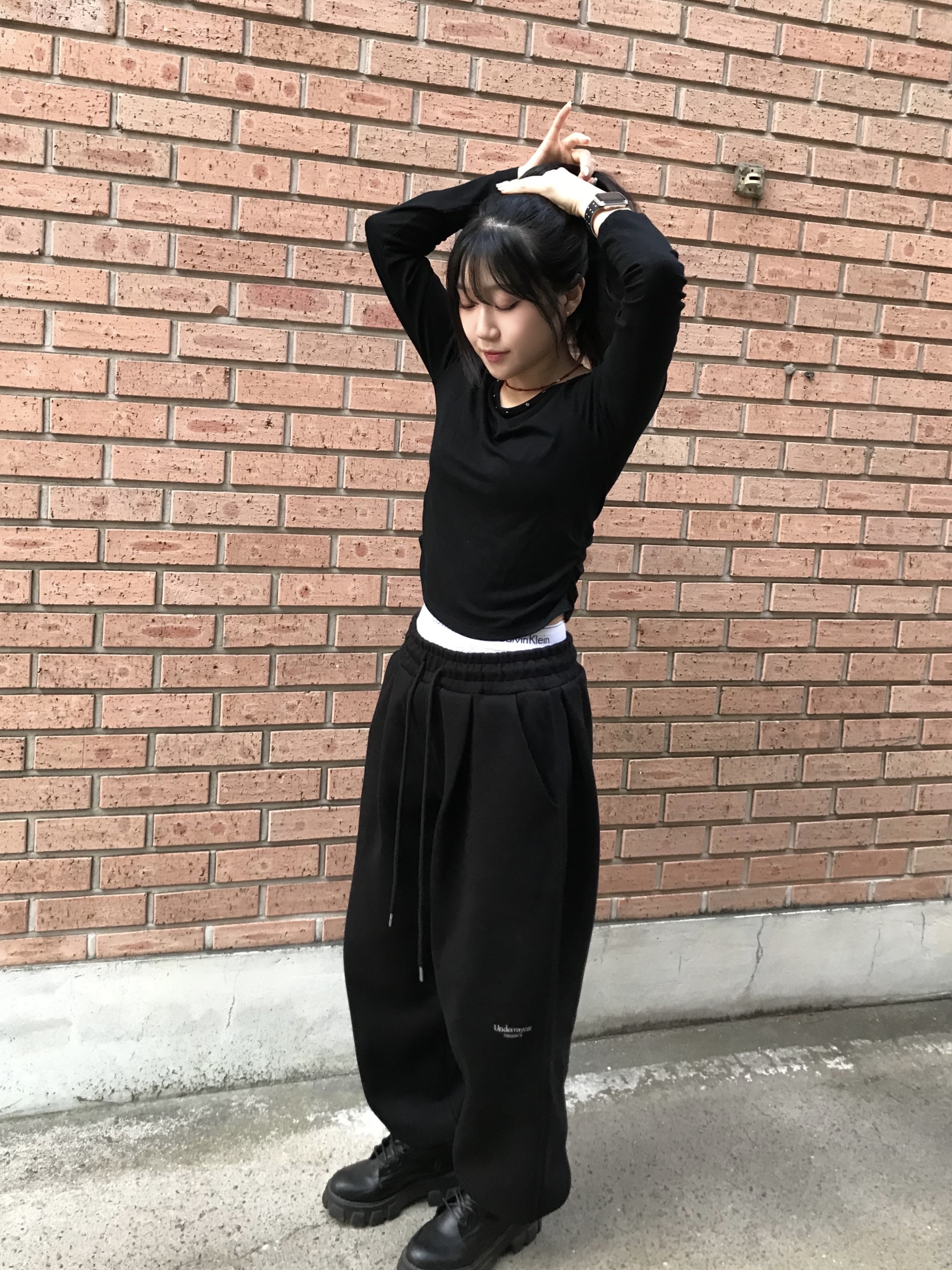 Undermycar Mu.03 Anti Fxxking Logo Play Oversized Sweat Jogger Black 착용 스타일 - 2