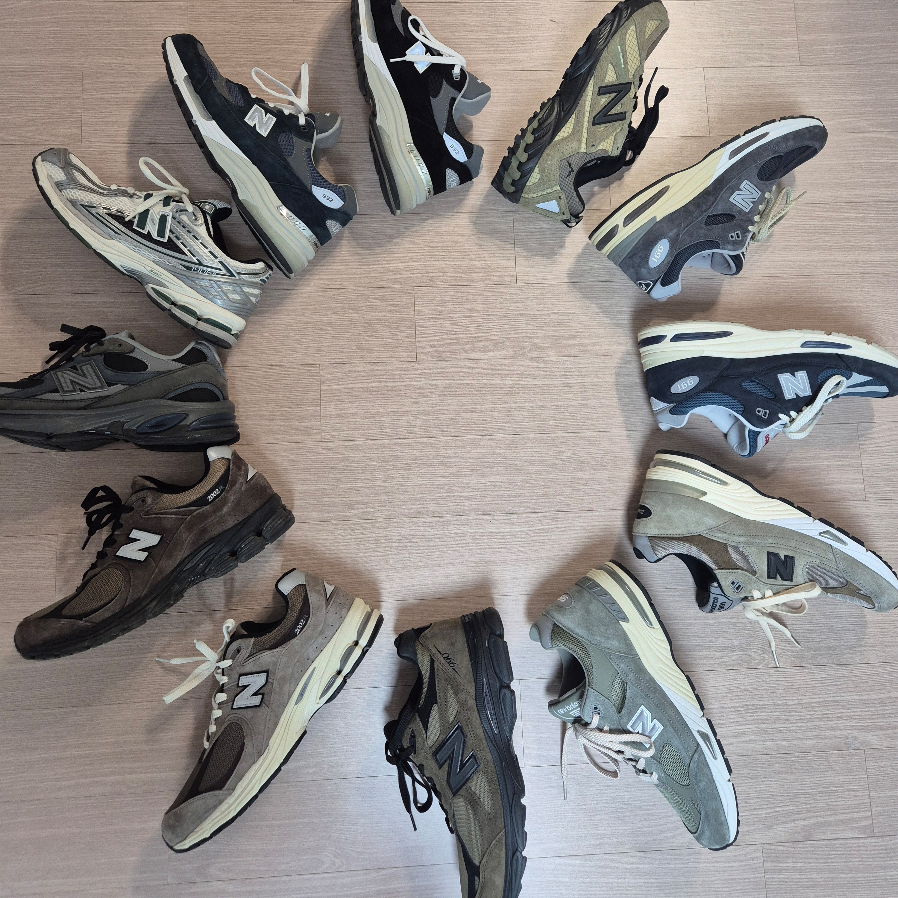 New Balance 992 Made in USA Core Black Grey, New Balance 992 Made in USA Core Navy 착용 스타일 - 2