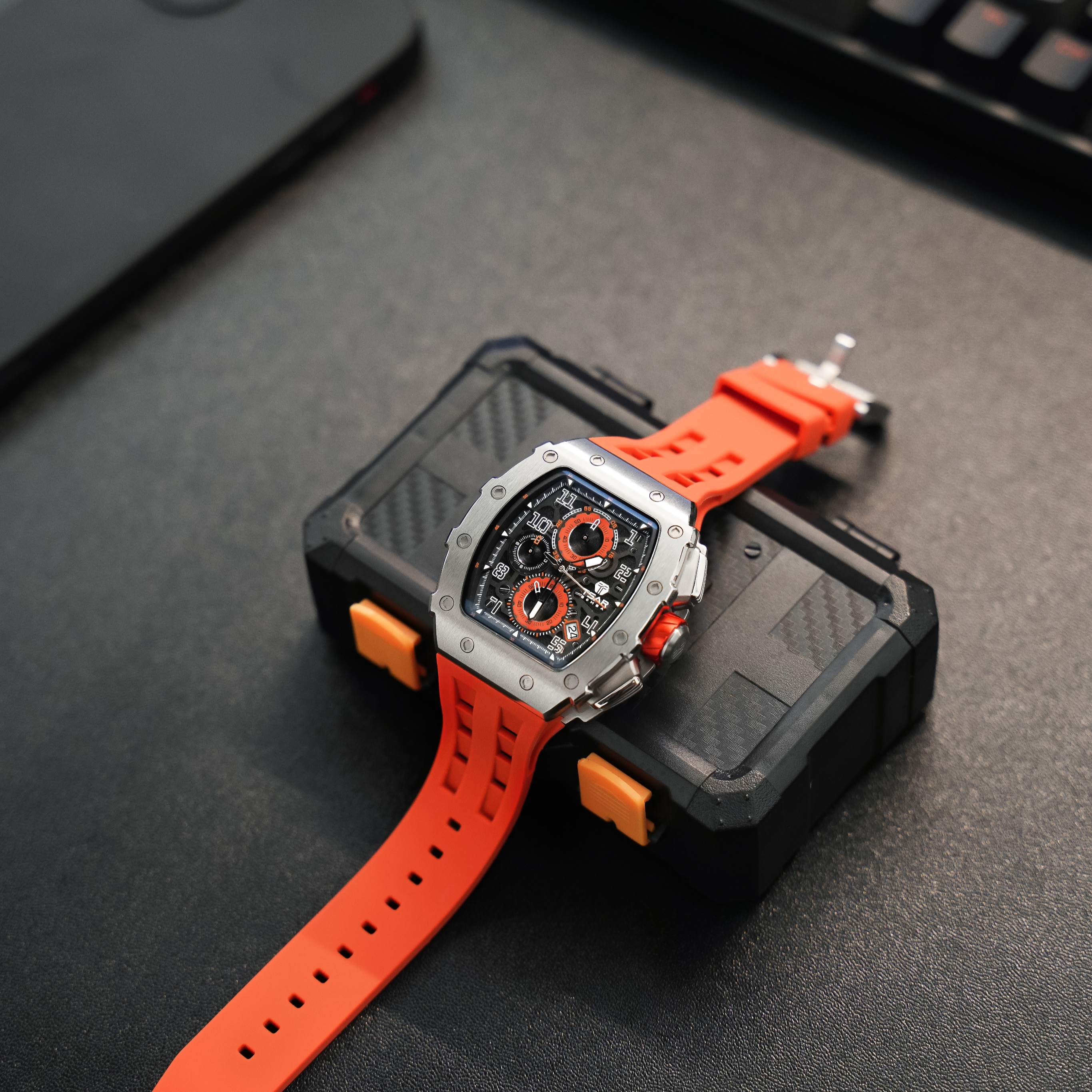 Tsar Bomba Elemental Chronograph Calendar Quartz  TB8204Q-11 Silver/Orange 착용 스타일 - 5