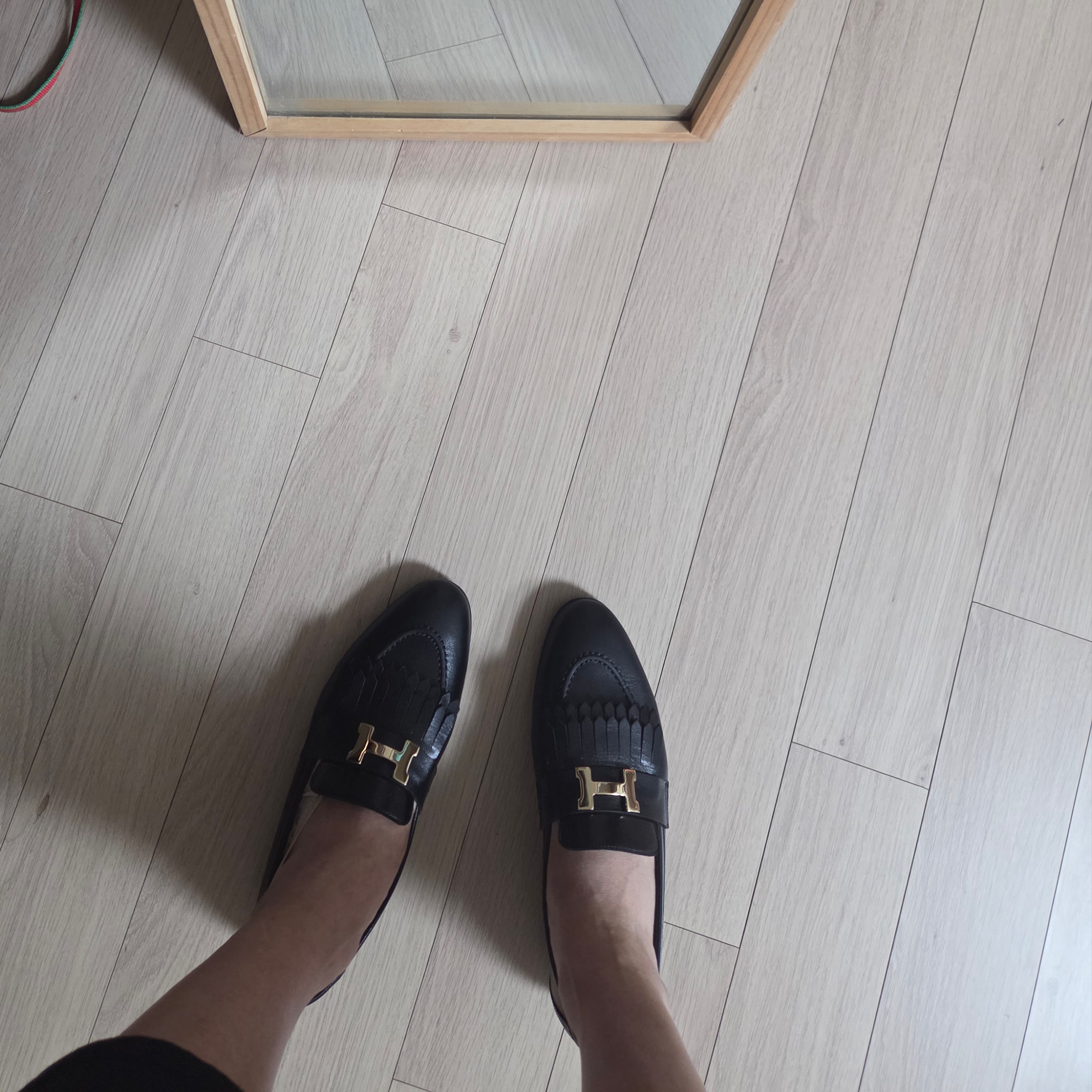 (W) Hermes Royal Loafers Goatskin & Permabrass Noir 착용 스타일