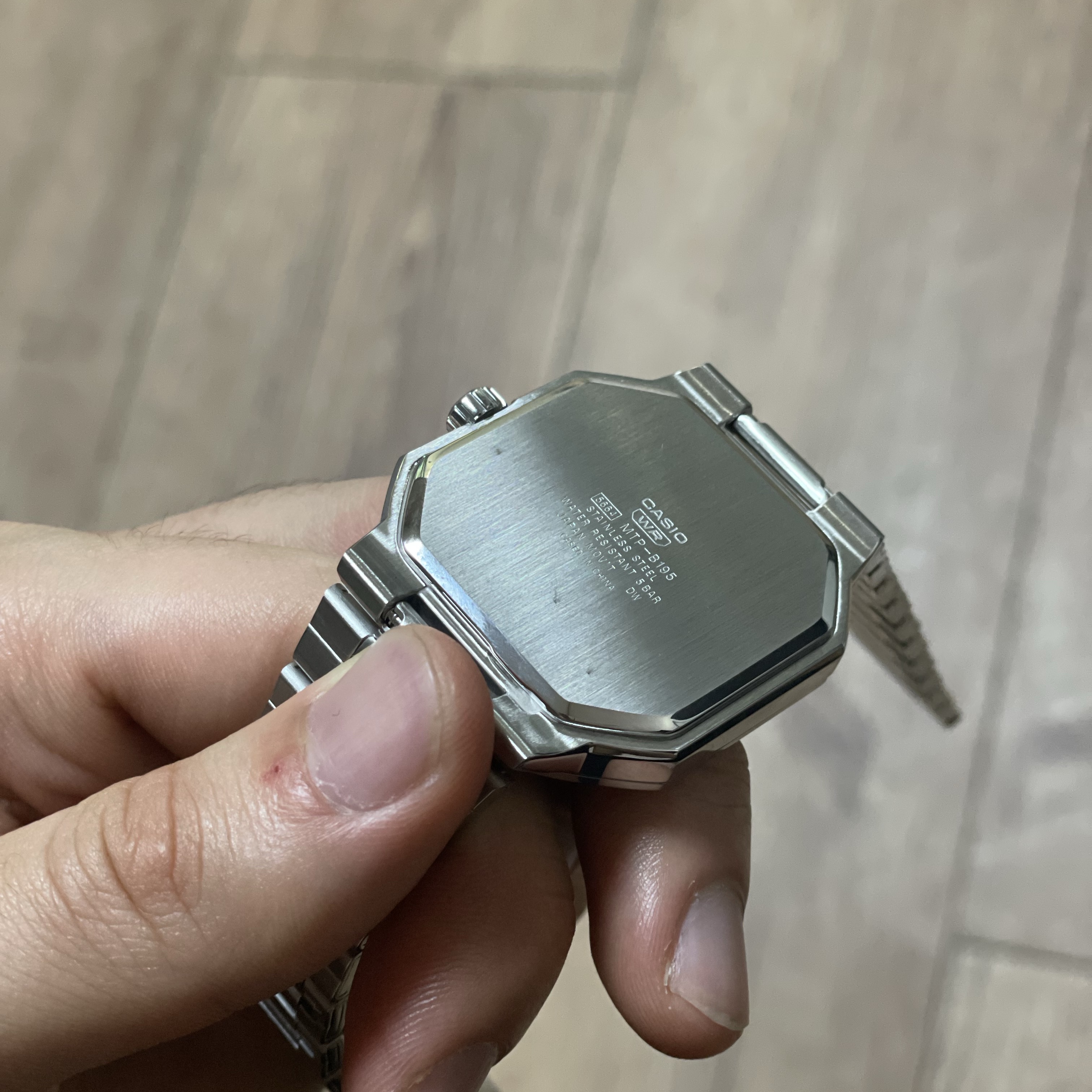 Casio MTP-B195D-1AV 착용 스타일 - 1