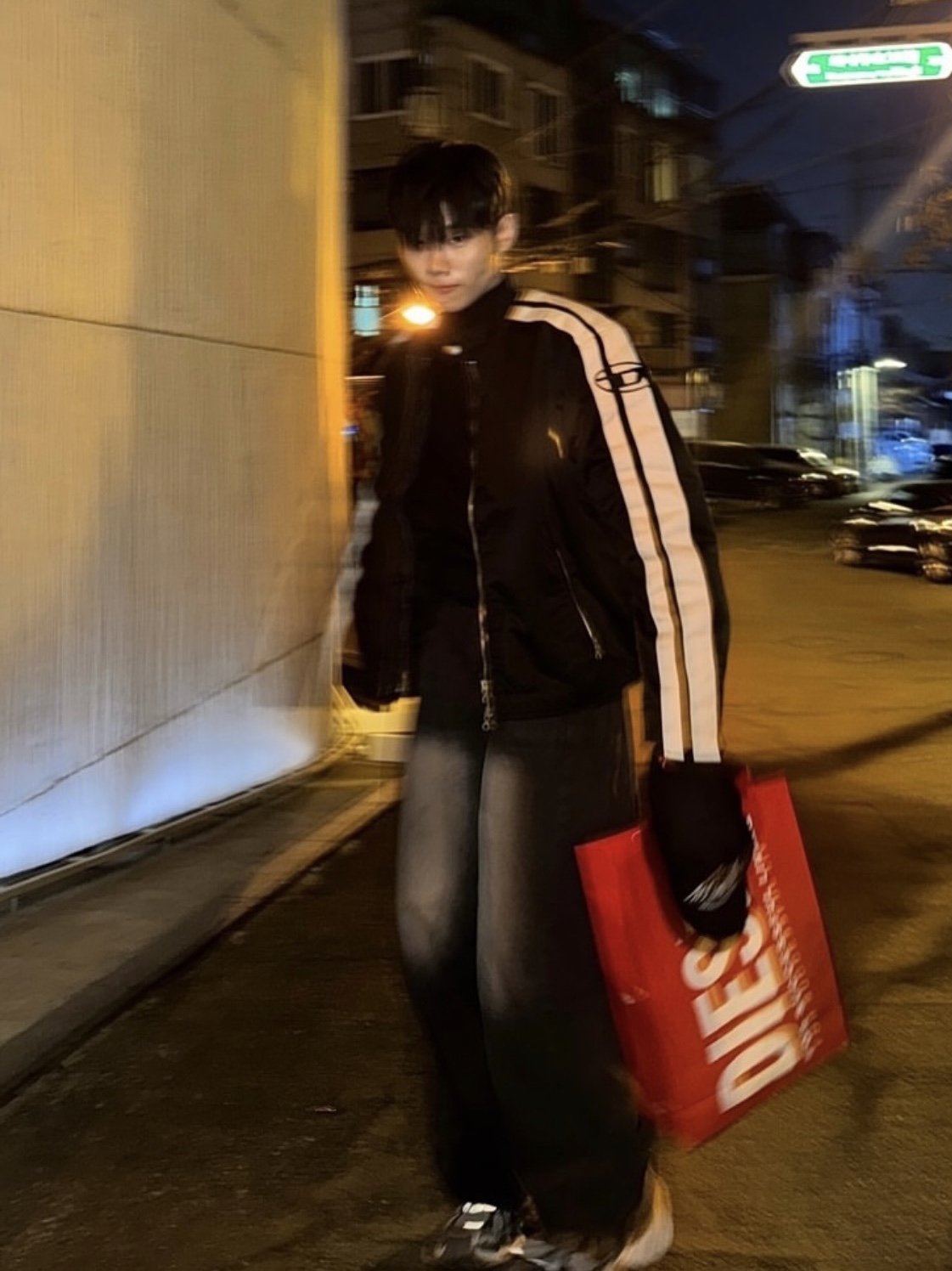 Diesel J-Beck Biker Jacket Black, Balenciaga 3XL Sneakers Grey White Red 착용 스타일 - 1
