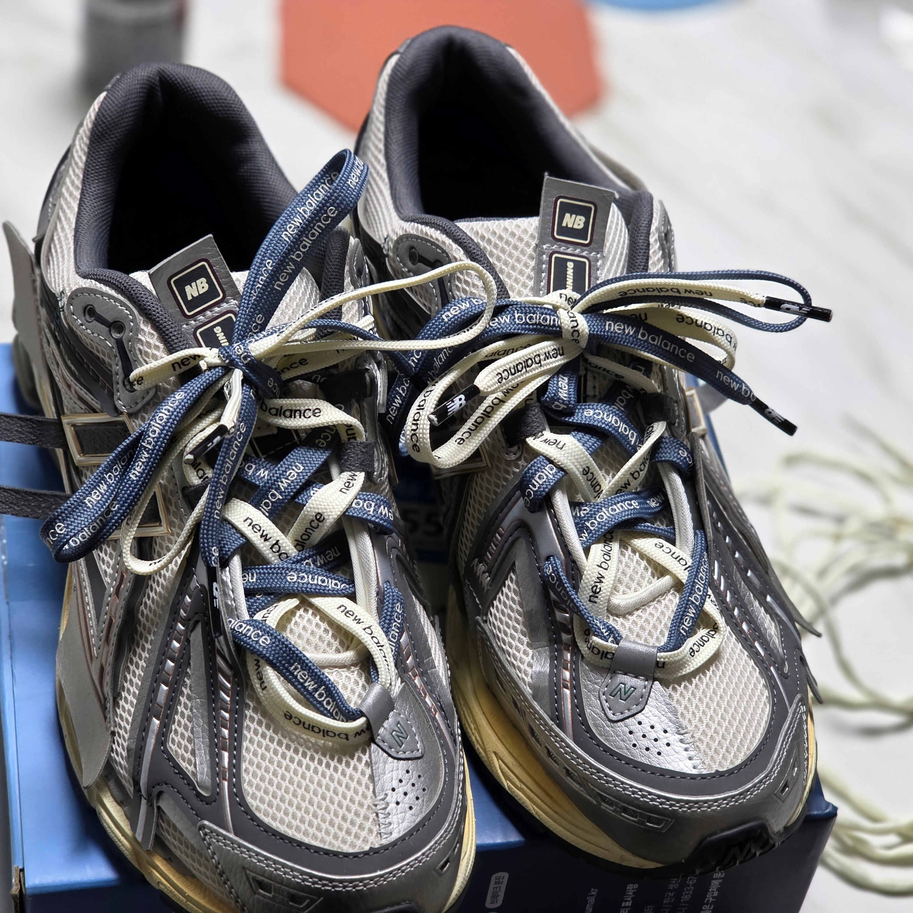 New Balance 1906A Silver Metallic Castlerock 착용 스타일 - 1