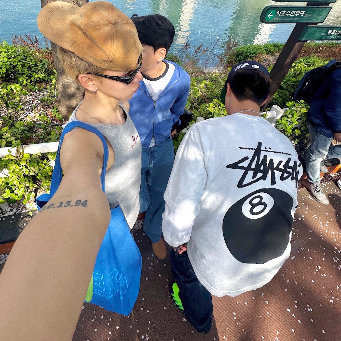 Stussy 8 Ball Pigment Dyed T-Shirt Natural 착용 스타일 - 2