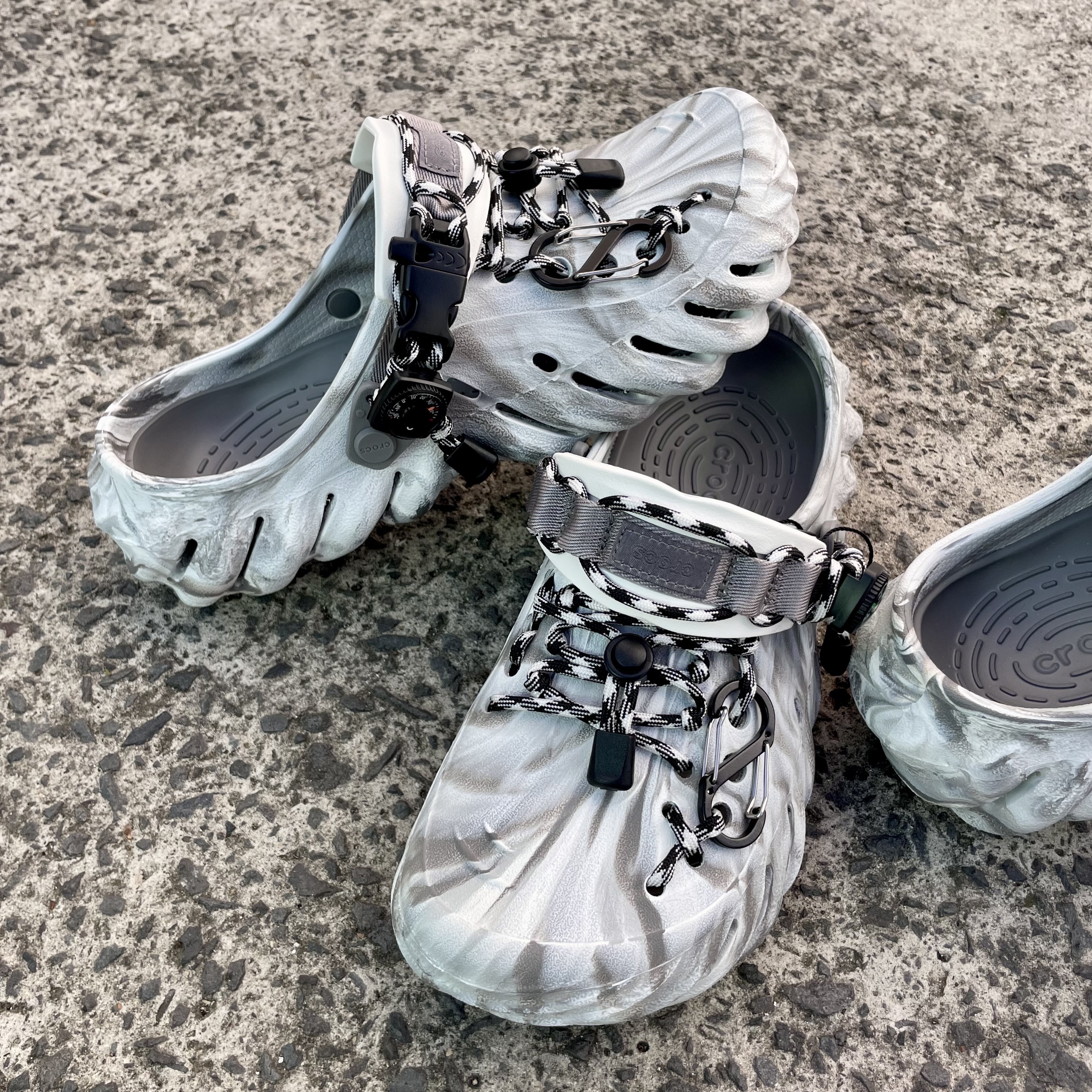 Crocs Echo Marbled Clog Moonlight Multi 착용 스타일