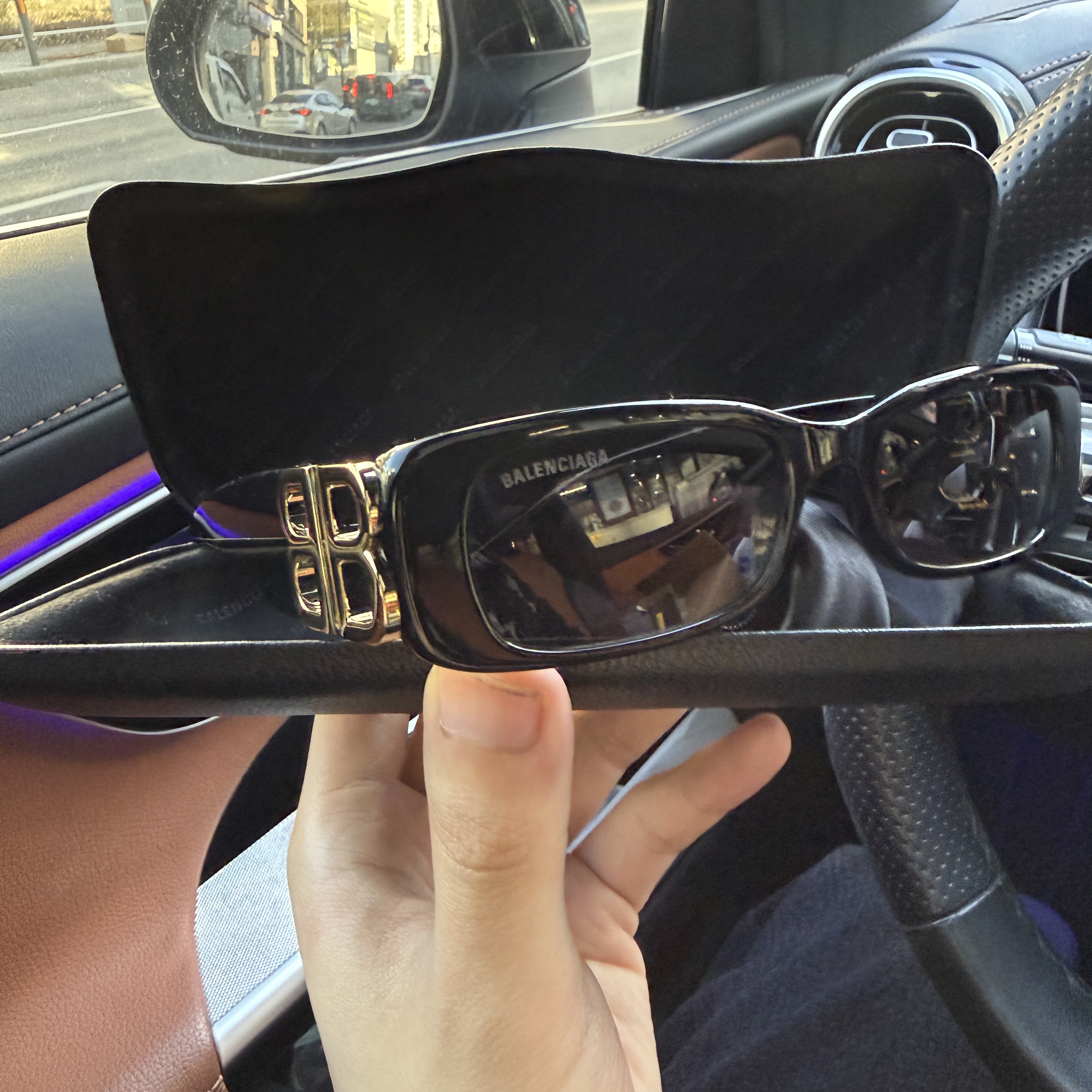 (W) Balenciaga Dynasty Rectangle Sunglasses Black 착용 스타일