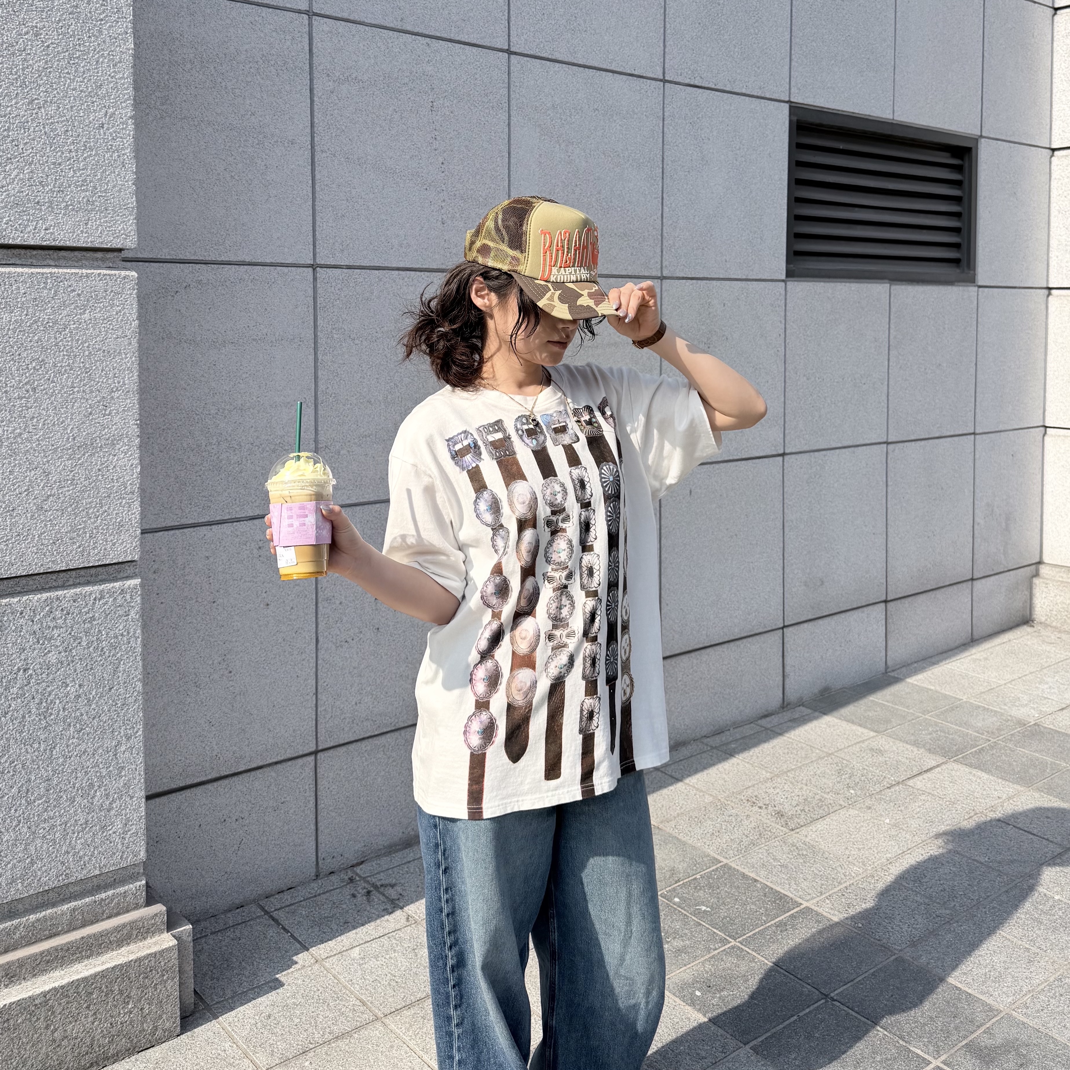 Kapital 20 Crew T-Shirt White, Kapital Denim Men Loves Cats Camo Track Cap Khaki 착용 스타일 - 2