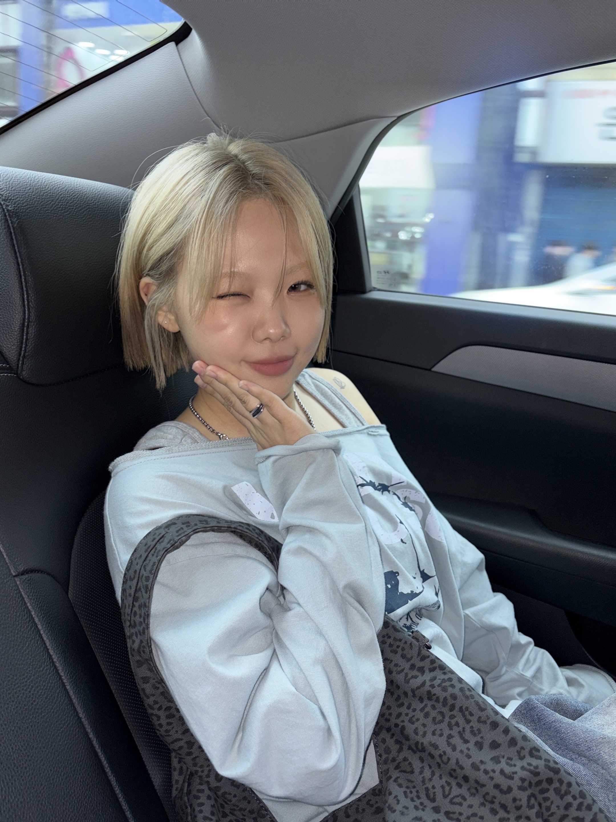 Thevinylhouse Raw Cut Over Ls Tee (W) Blue 착용 스타일 - 1
