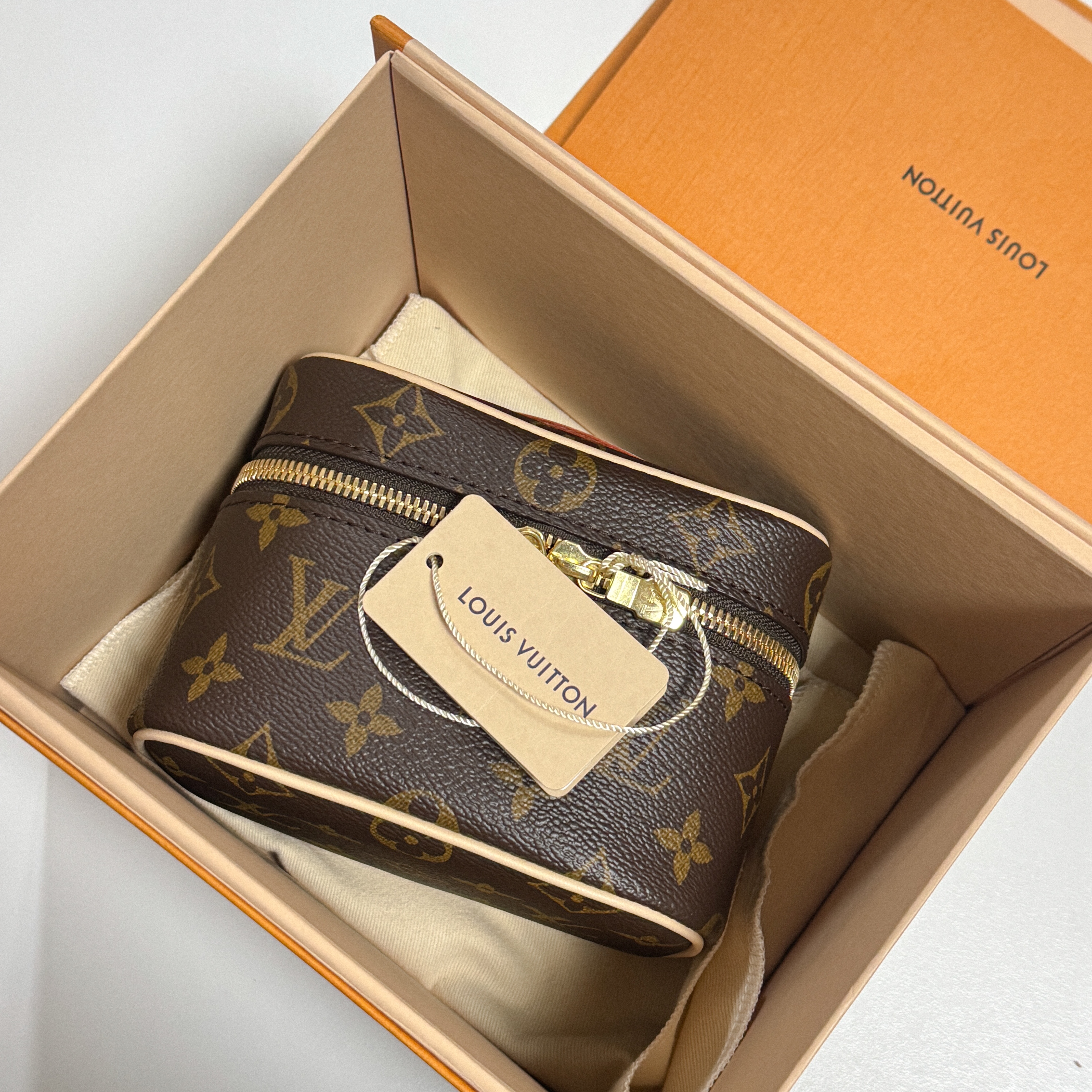 Louis Vuitton Nice Nano Toiletry Pouch Monogram 착용 스타일 - 1