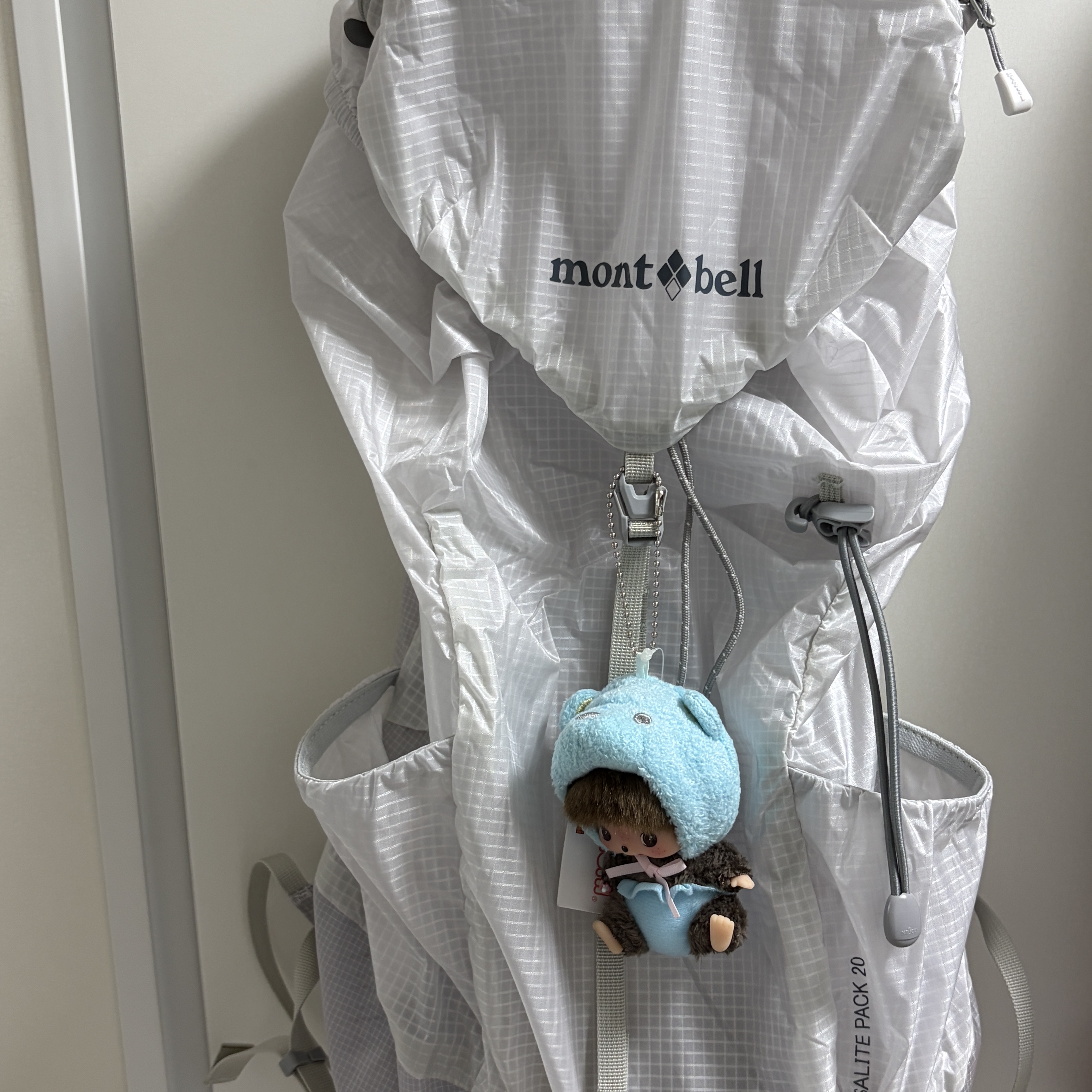 Montbell Versalite Pack 20 Backpack Ice White, Monchhichi Bebichhichi Bear Key Chain Blue 착용 스타일 - 1