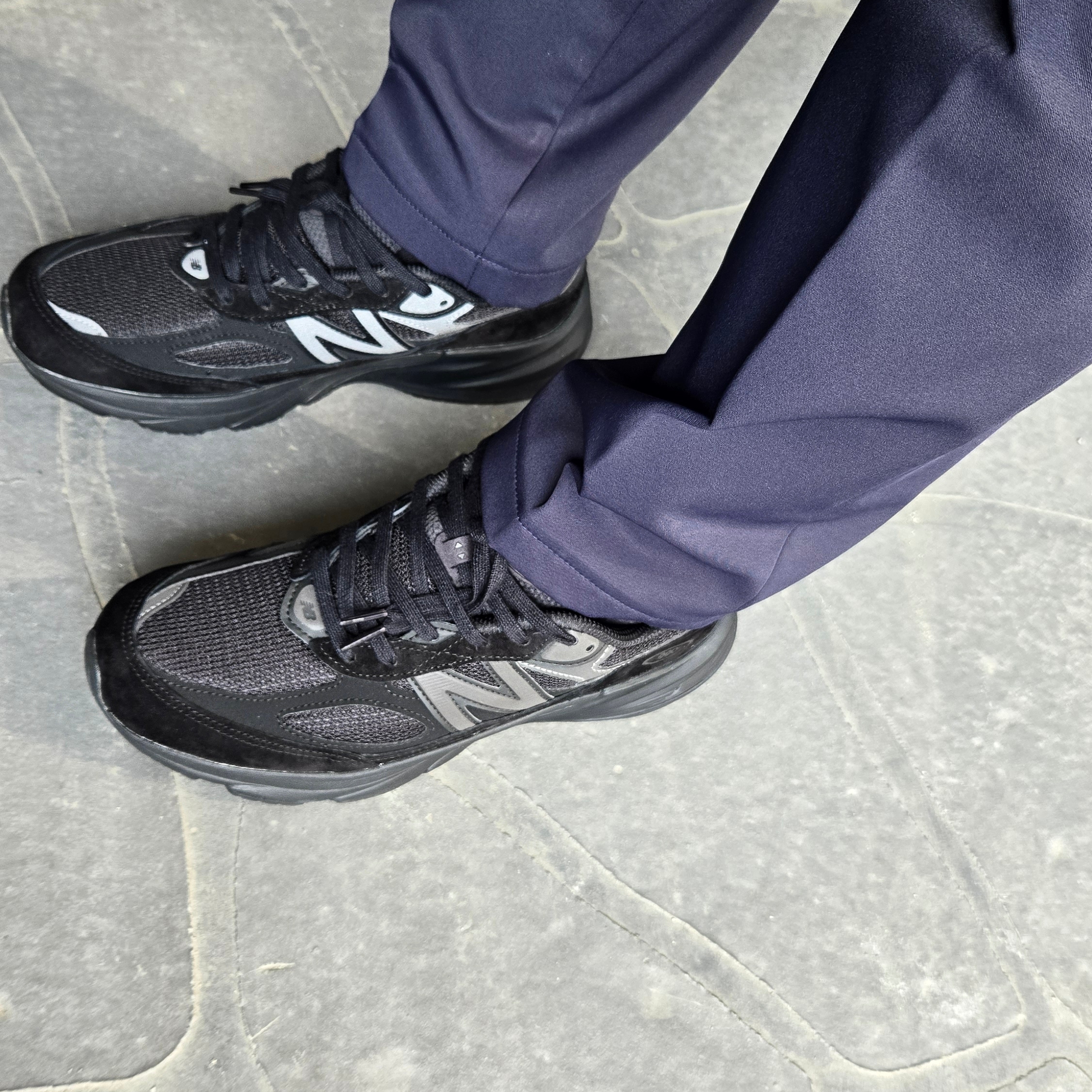New Balance 990v6 Made in USA Triple Black - D Standard 착용 스타일 - 2