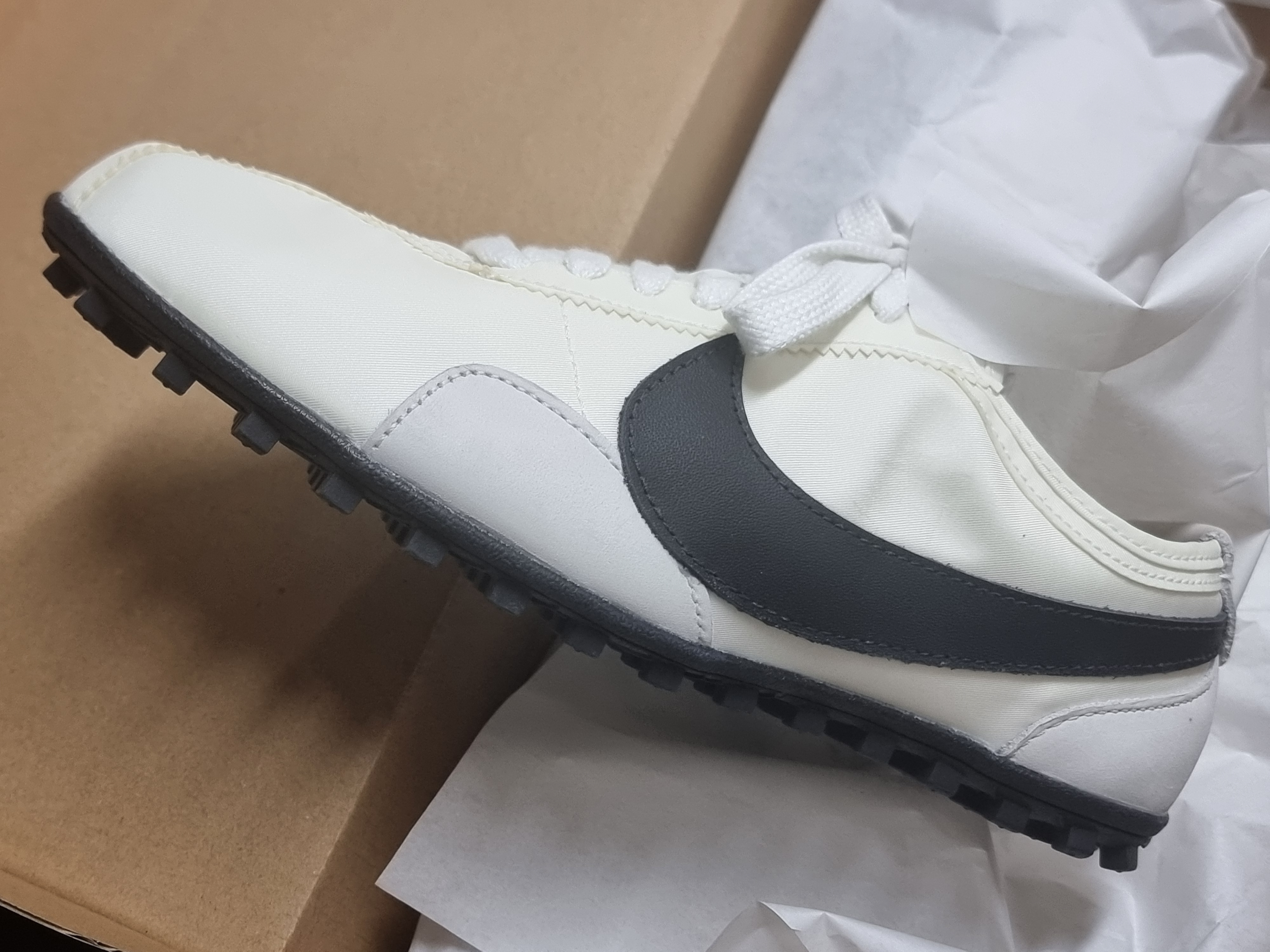 (W) Nike Moon Shoe Soft Pearl and Black 착용 스타일