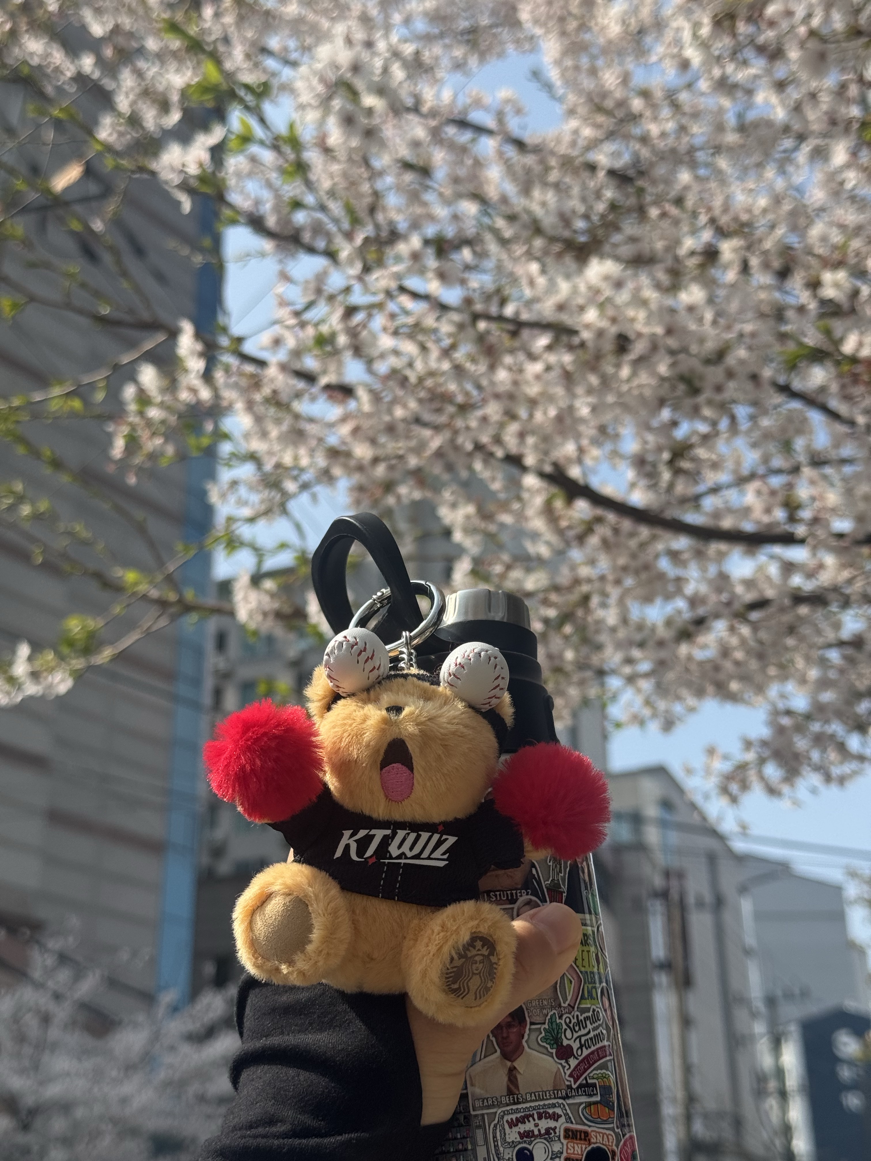 Starbucks x KBO Wiz Bearista Keychain 착용 스타일