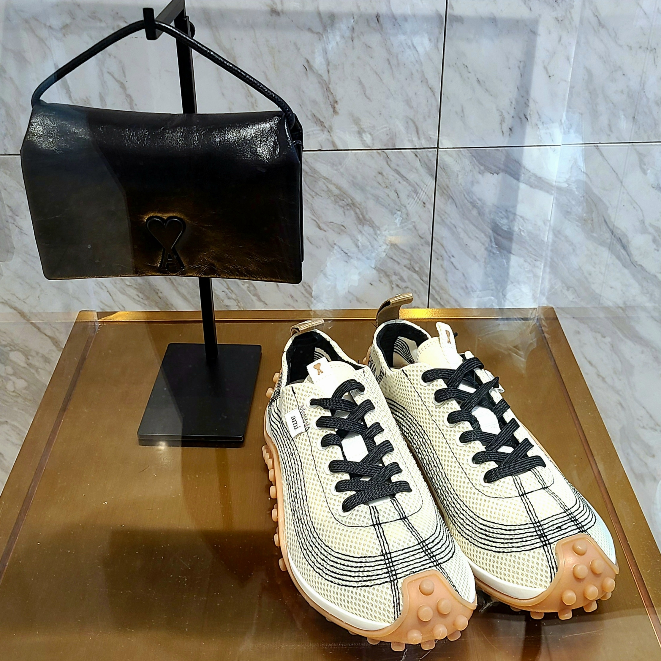AMI White Mesh Mirage Sneakers White Cream 착용 스타일 - 2