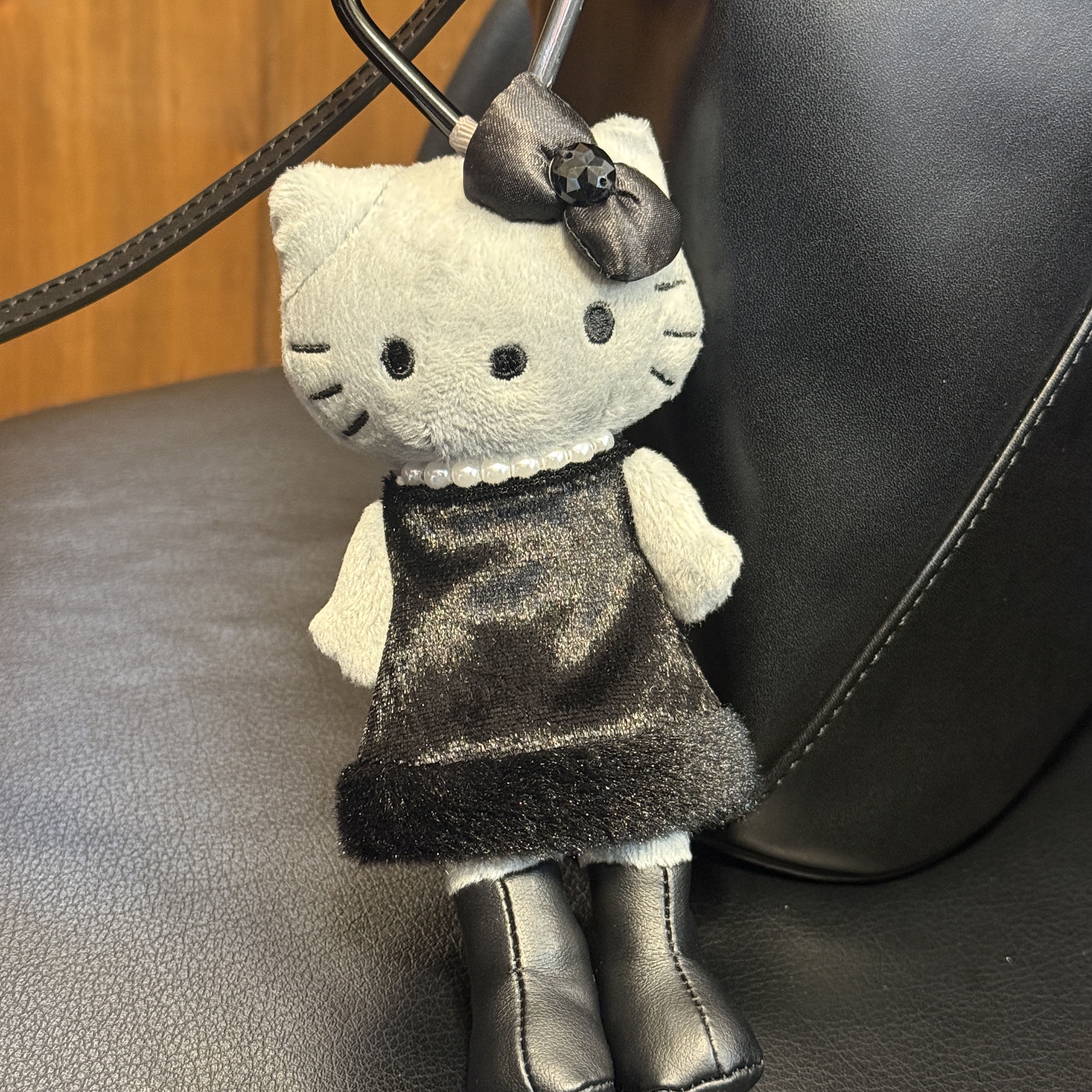 Sanrio Hello Kitty Black Angel Collection Style Up Mascot Dress Gray, MM6 Maison Margiela Japanese Classic Crossbody Bag Black 착용 스타일