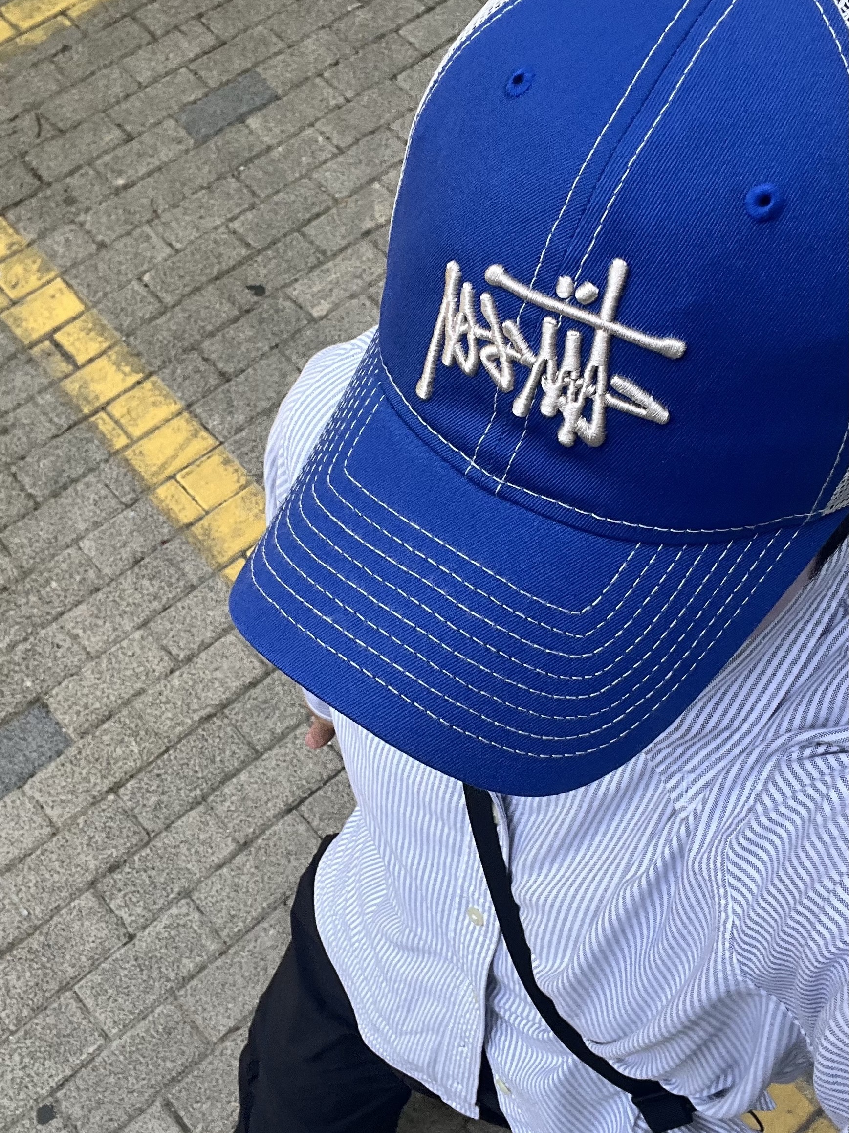 Stussy New Era 9twenty Basic Trucker Bright Royal 착용 스타일 - 1